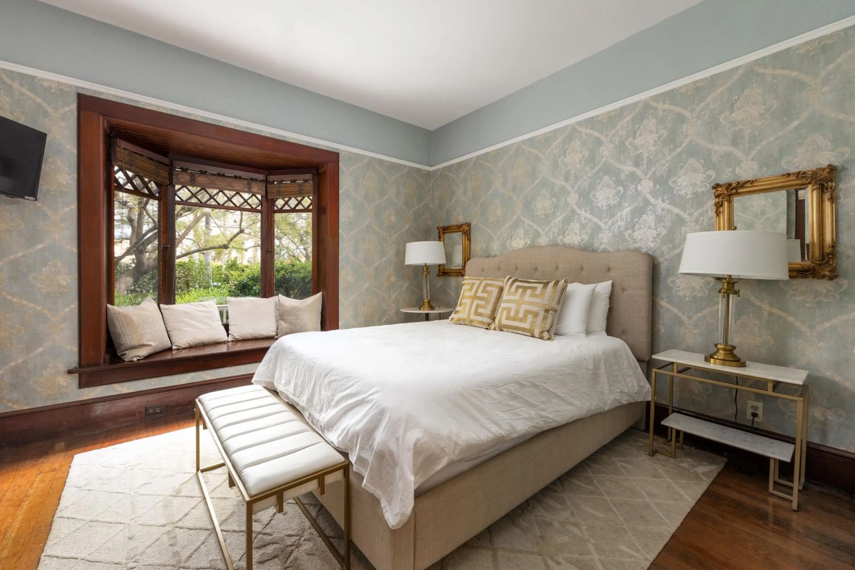 Bed in De La Vina Inn