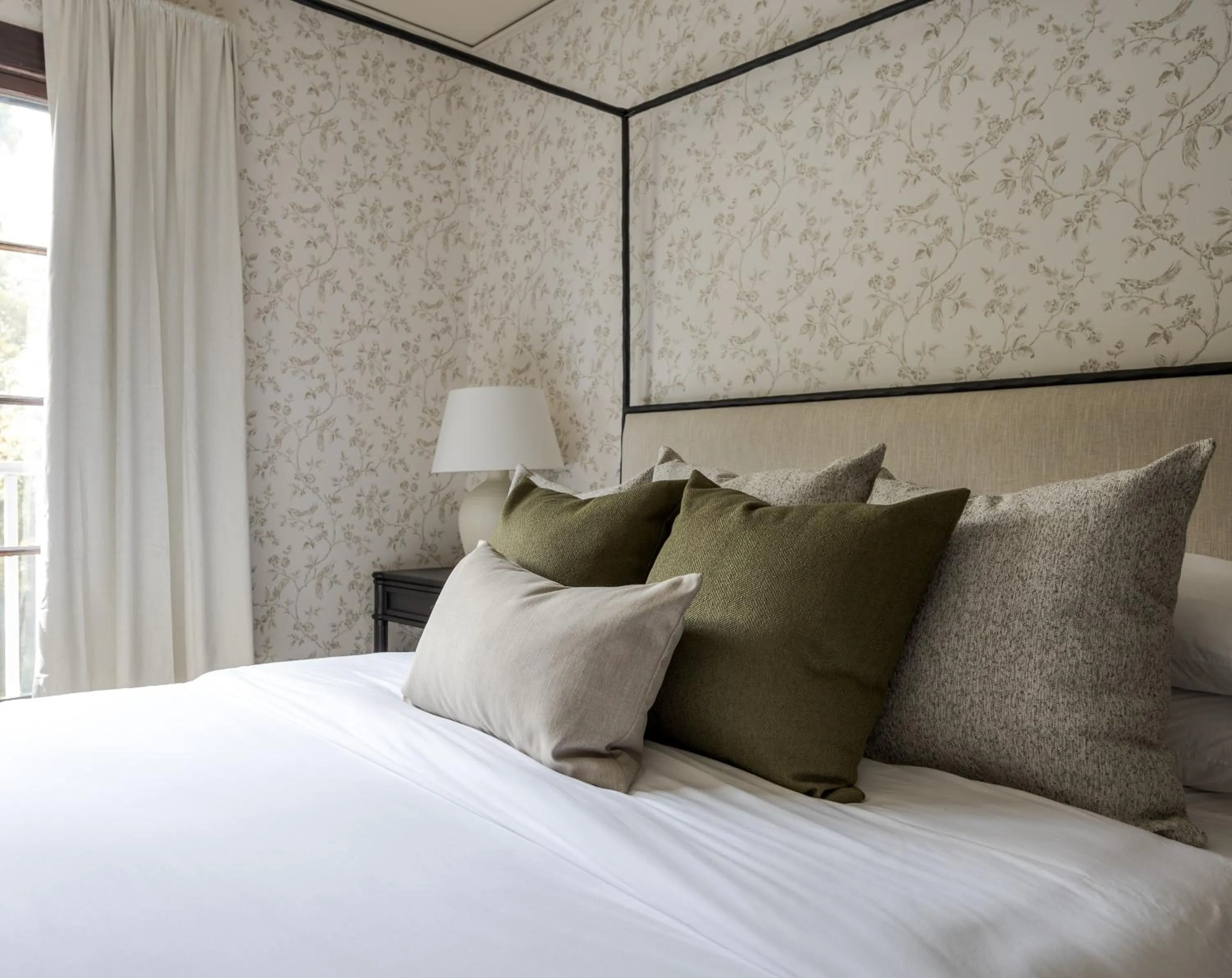 Bed in De La Vina Inn