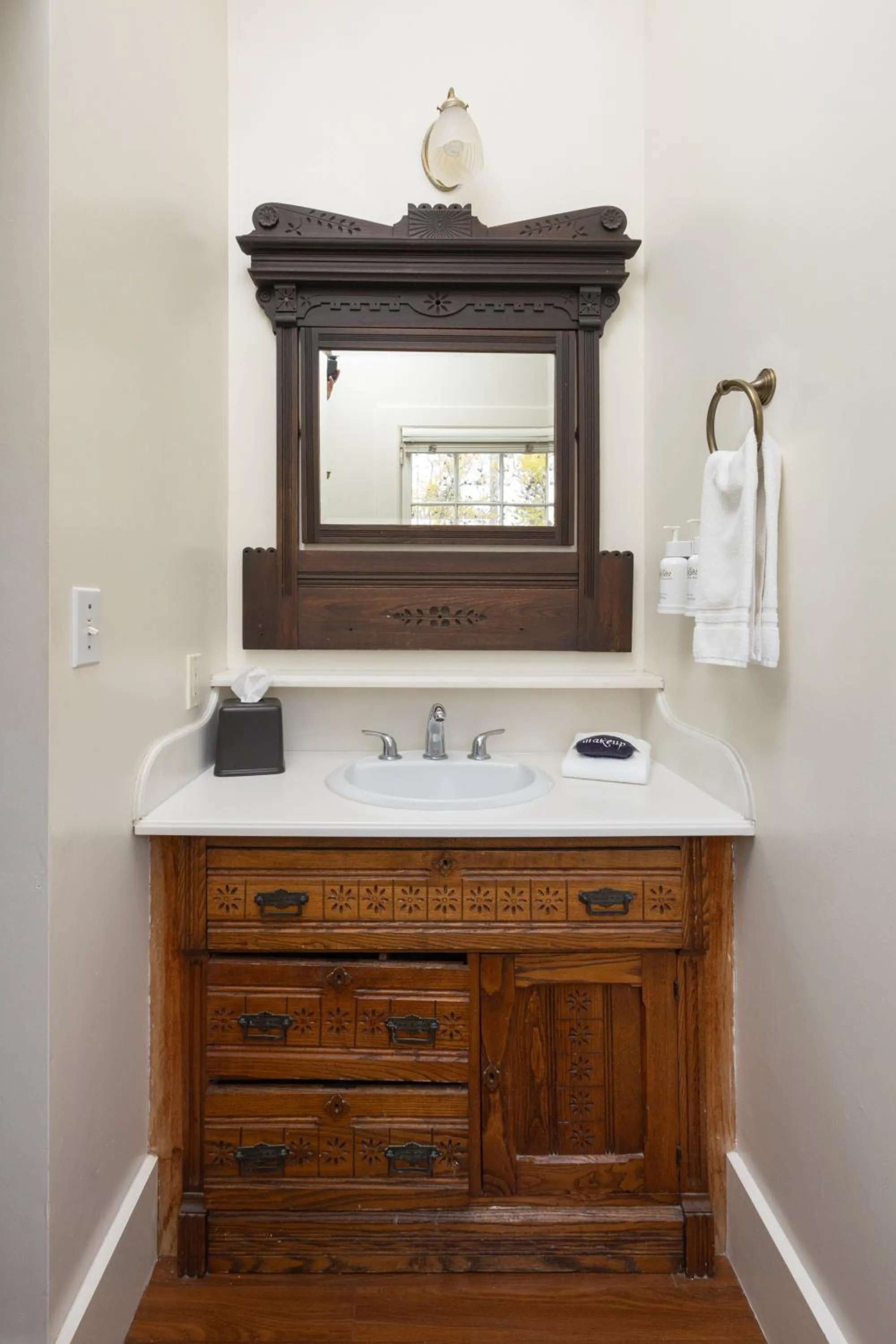 Bathroom in De La Vina Inn