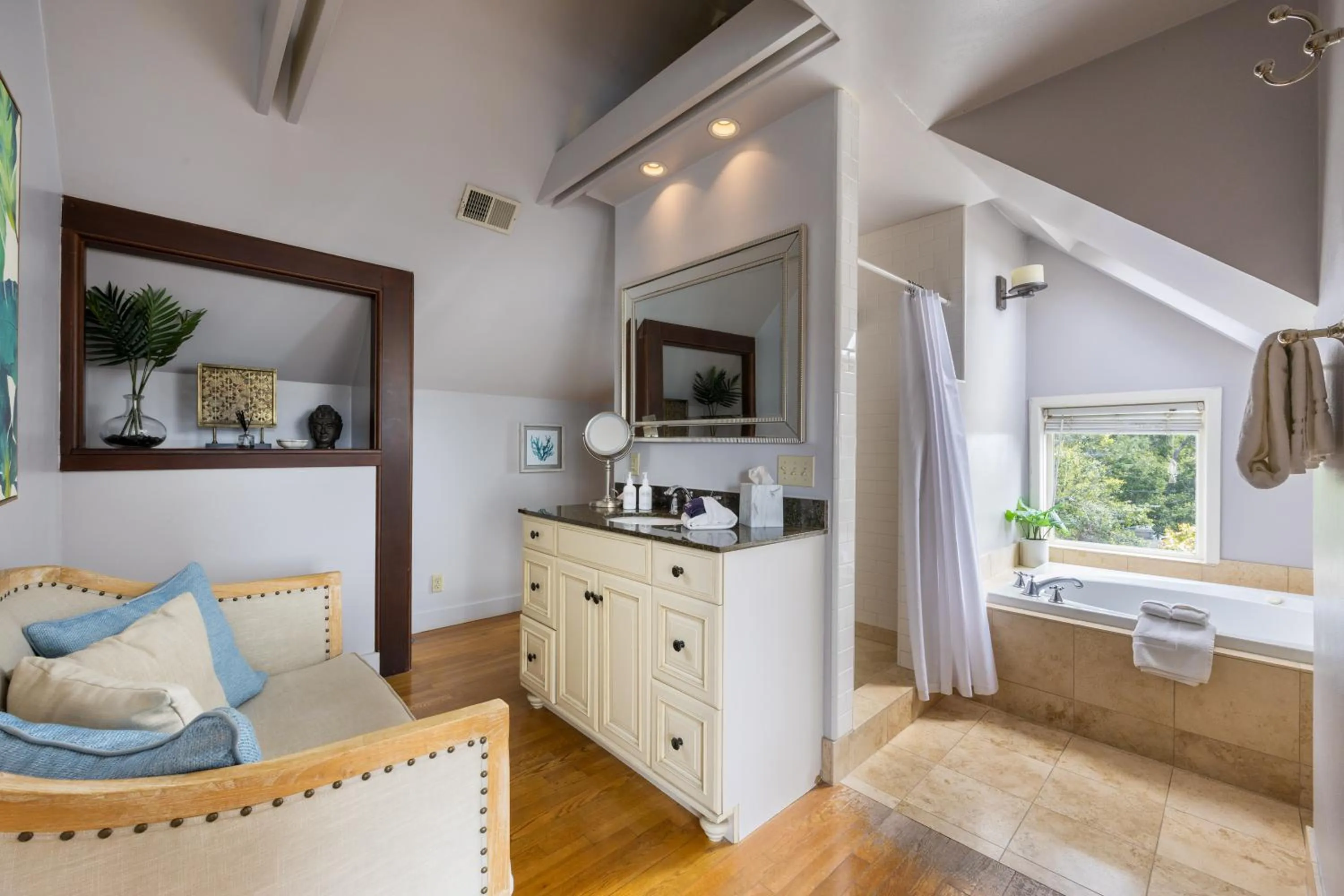 Bathroom in De La Vina Inn