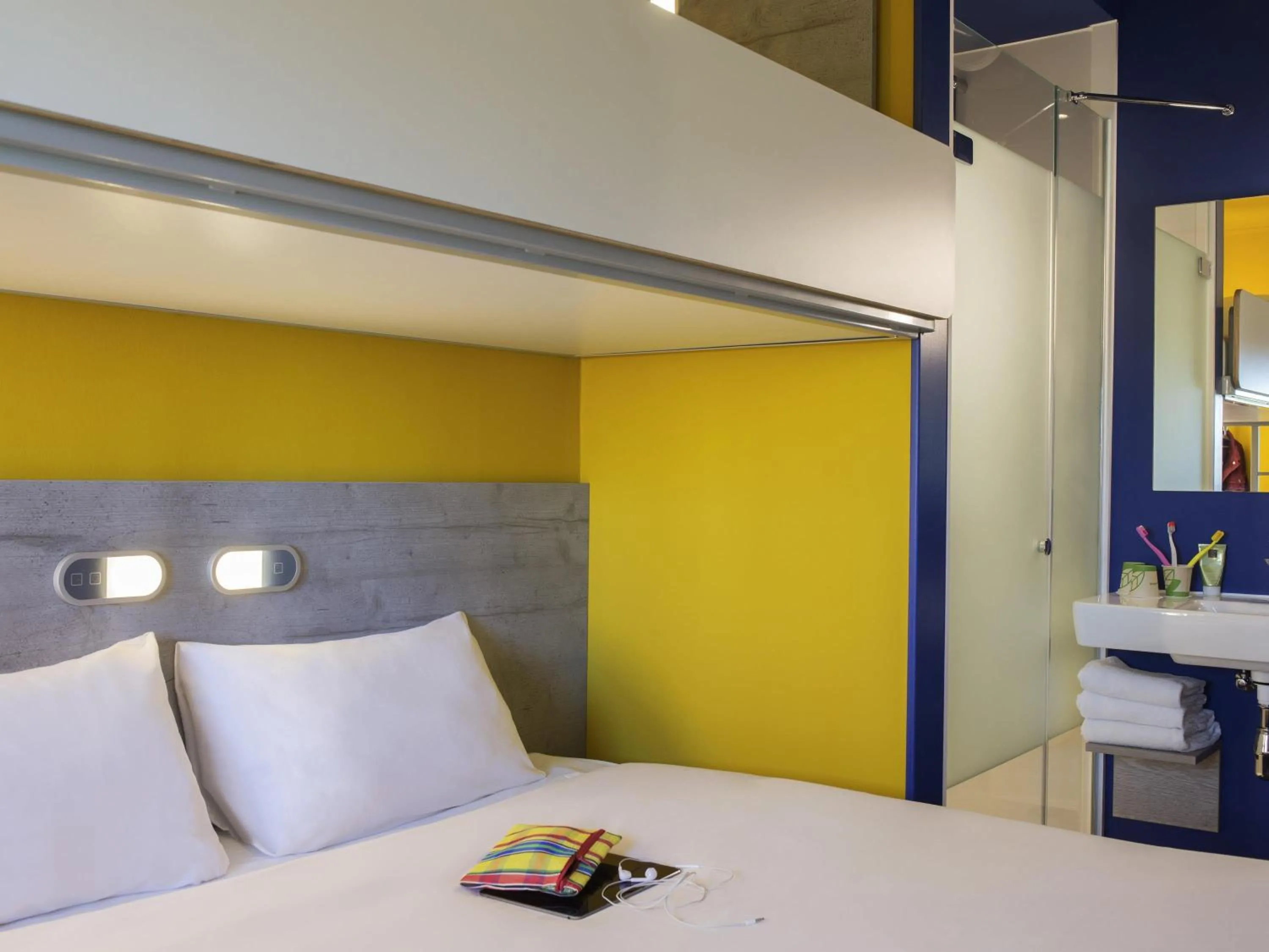 Bedroom, Bed in ibis budget Amsterdam Airport