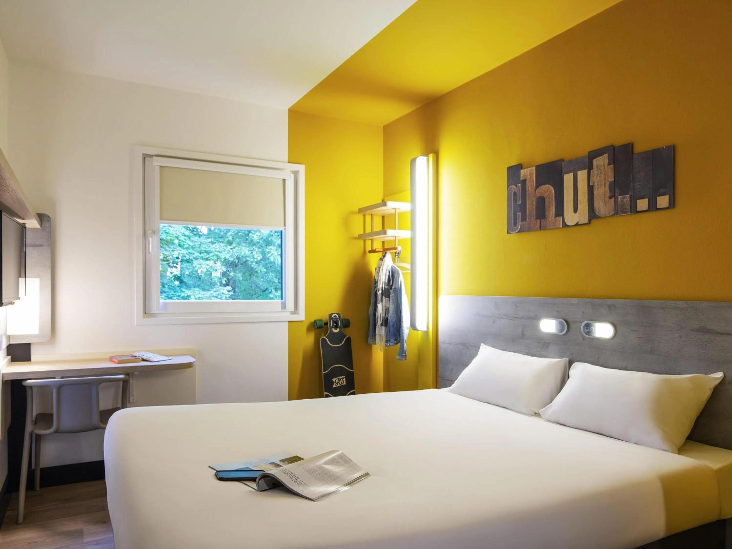Bedroom, Bed in ibis budget Amsterdam Airport