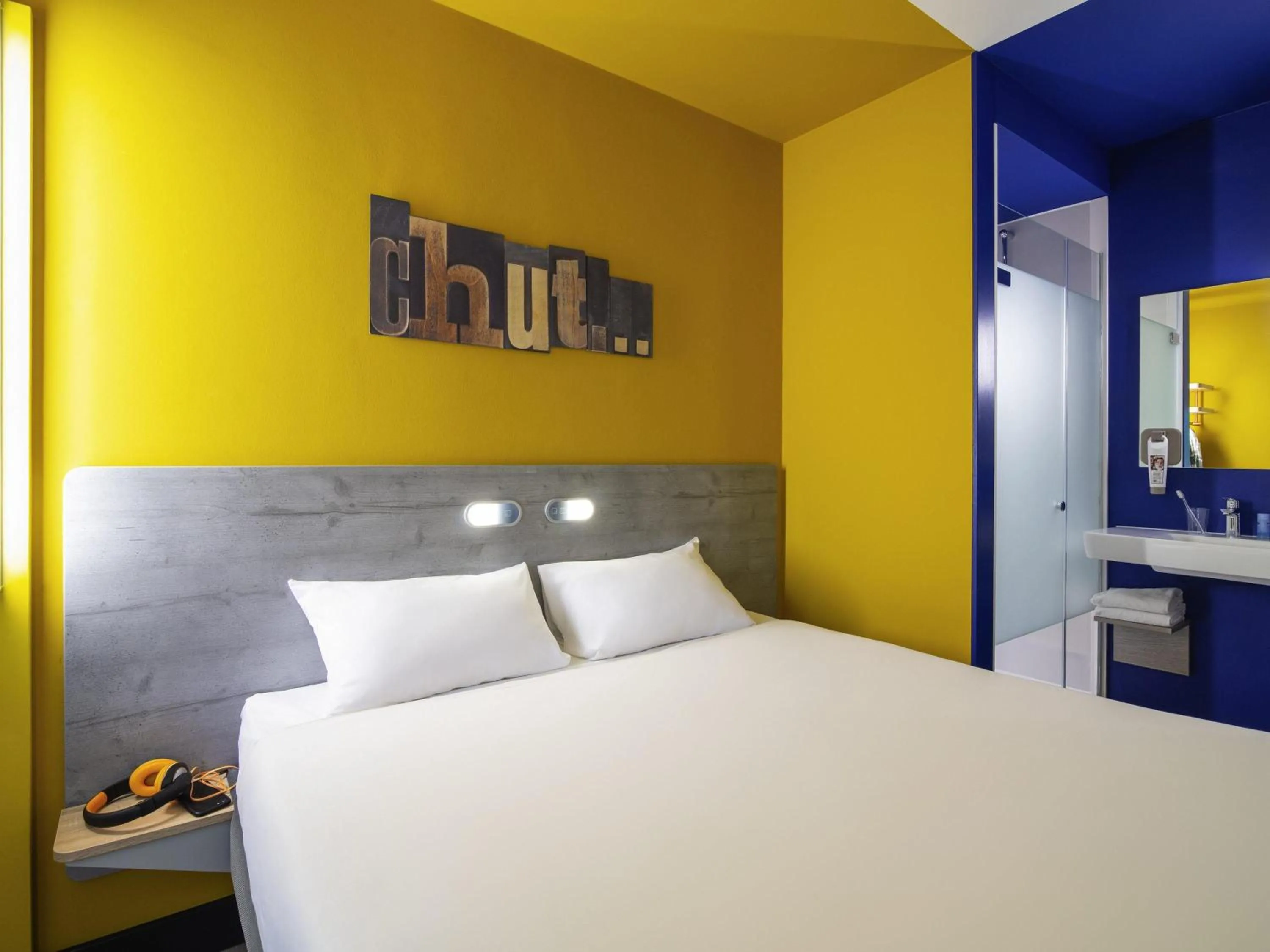 Bedroom, Bed in ibis budget Amsterdam Airport