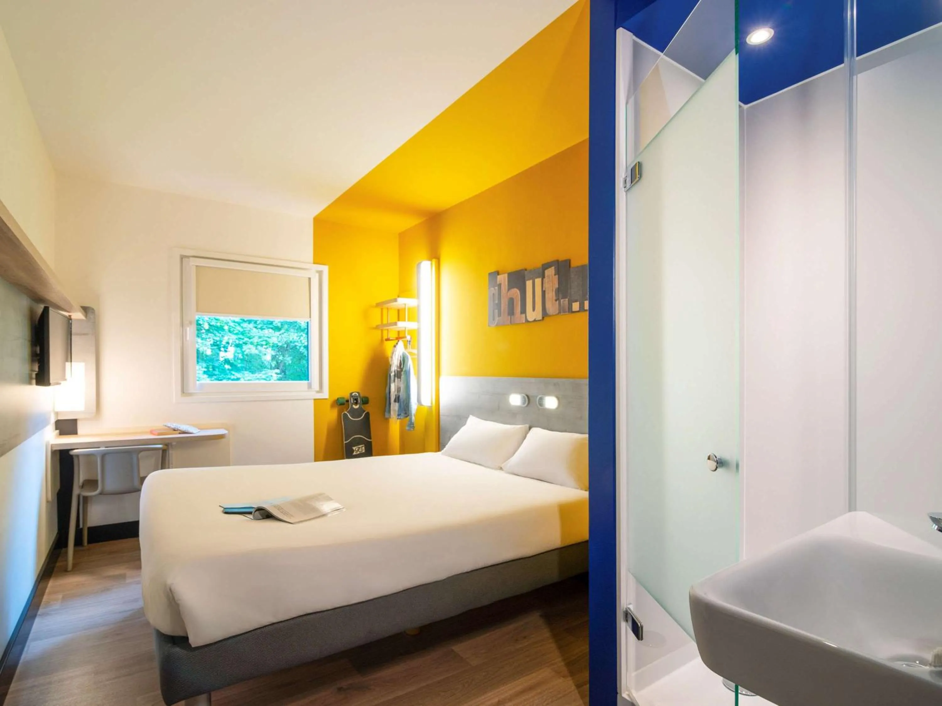 Photo of the whole room, Bed in ibis budget Amsterdam Airport