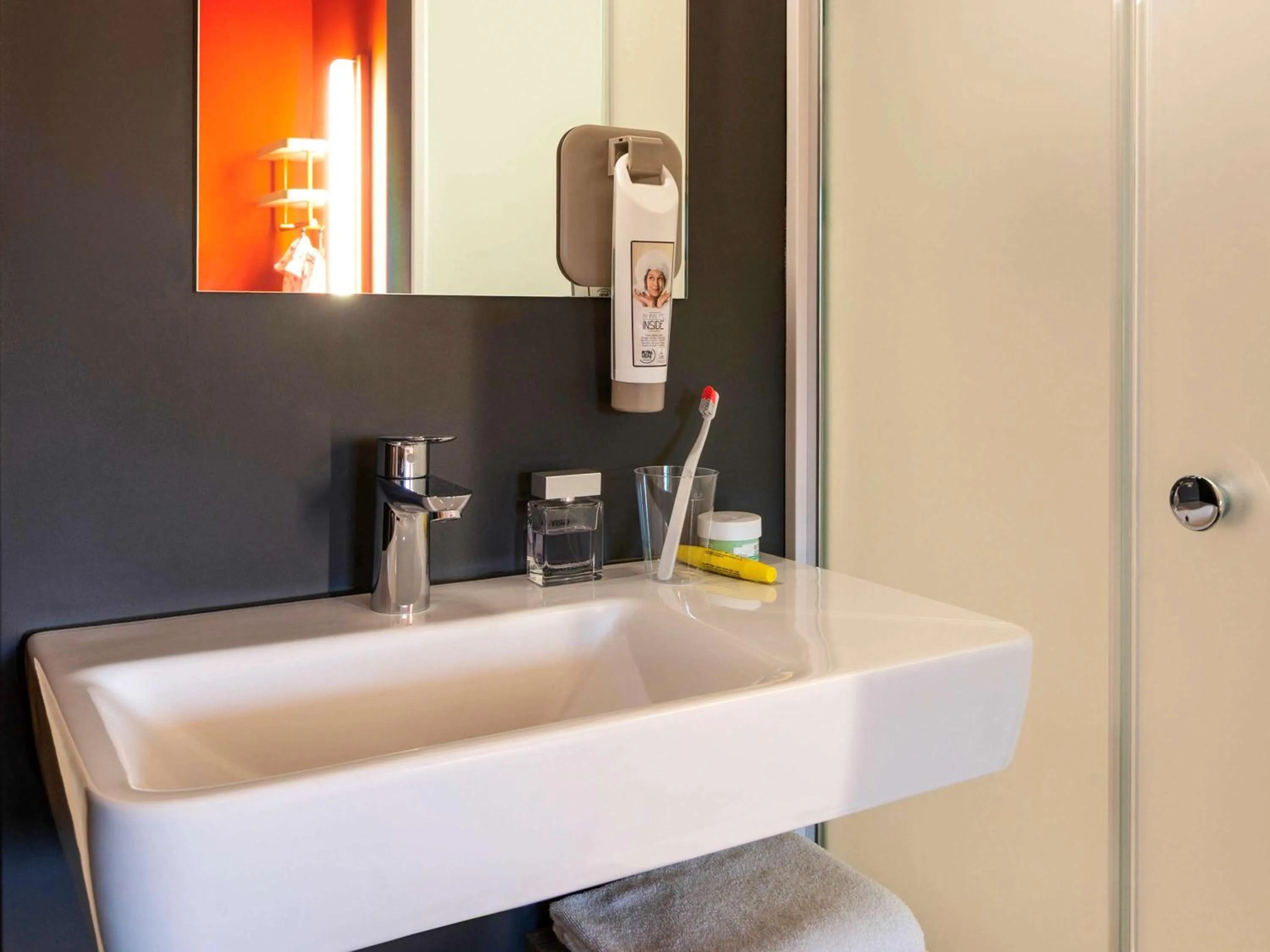 Photo of the whole room in ibis budget Amsterdam Airport