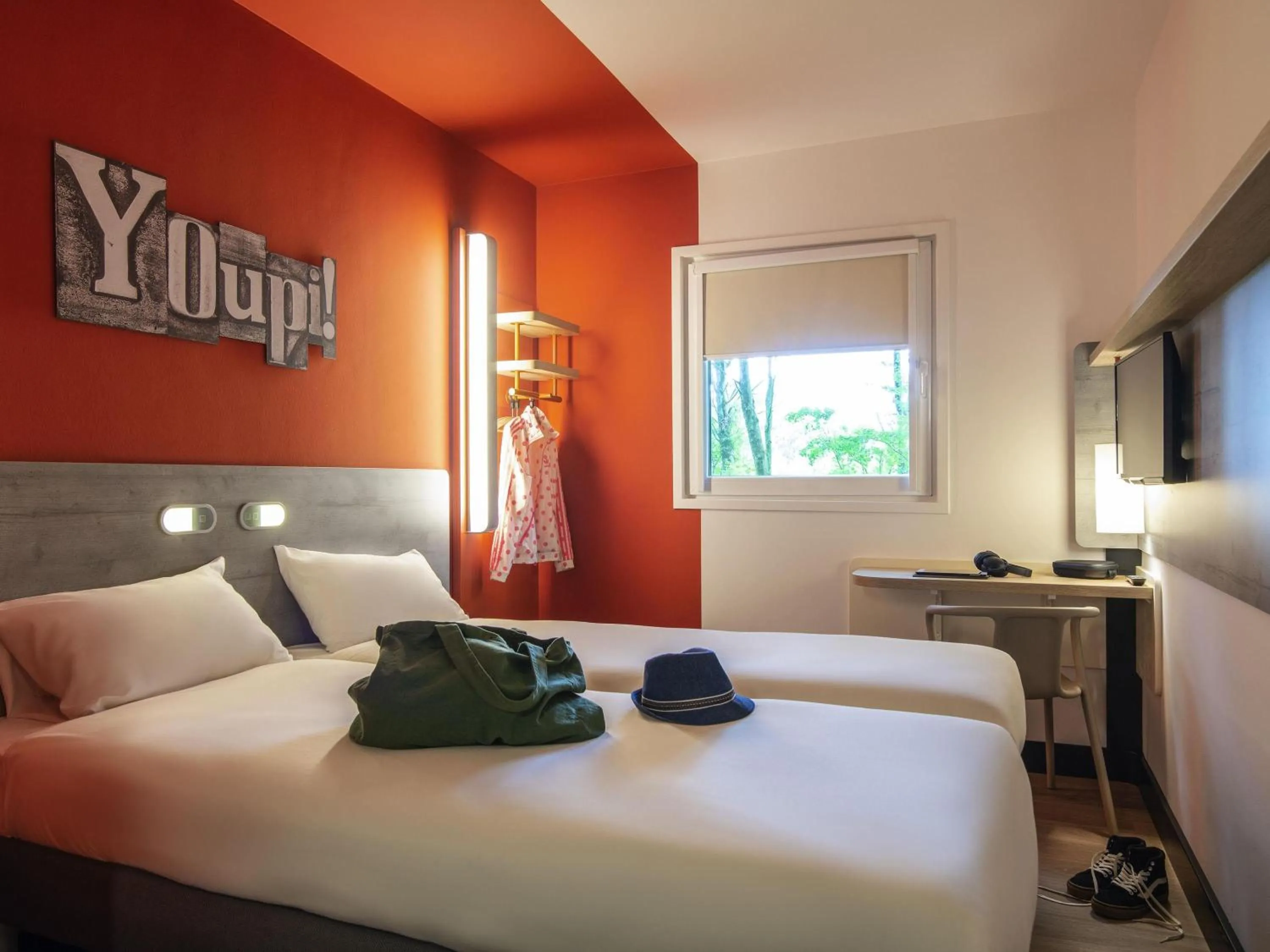 Bedroom, Bed in ibis budget Amsterdam Airport