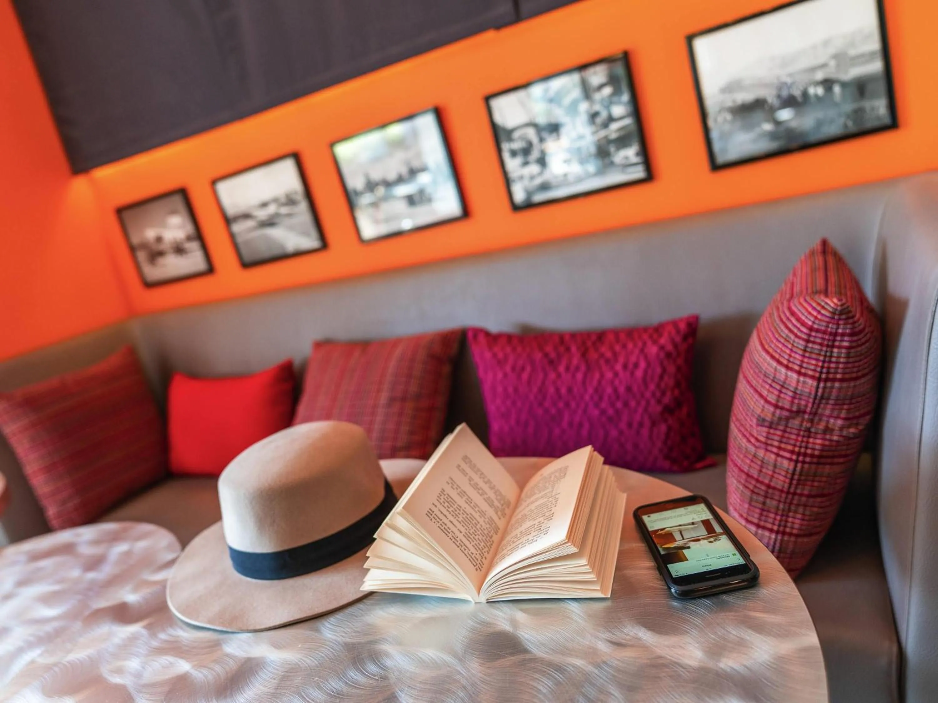 Lounge or bar in ibis Styles Paris Velizy