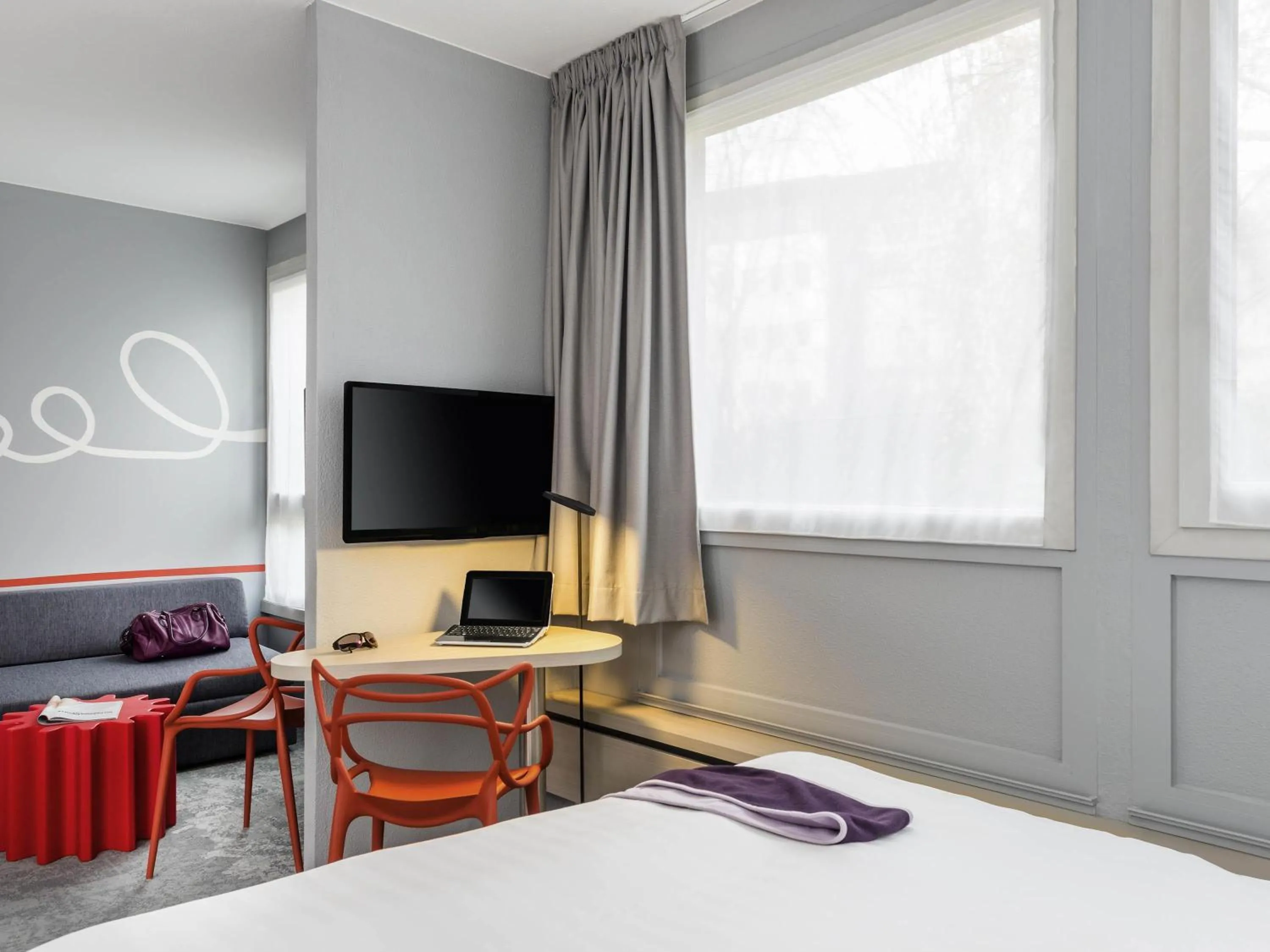 Bedroom, Bed in ibis Styles Paris Velizy