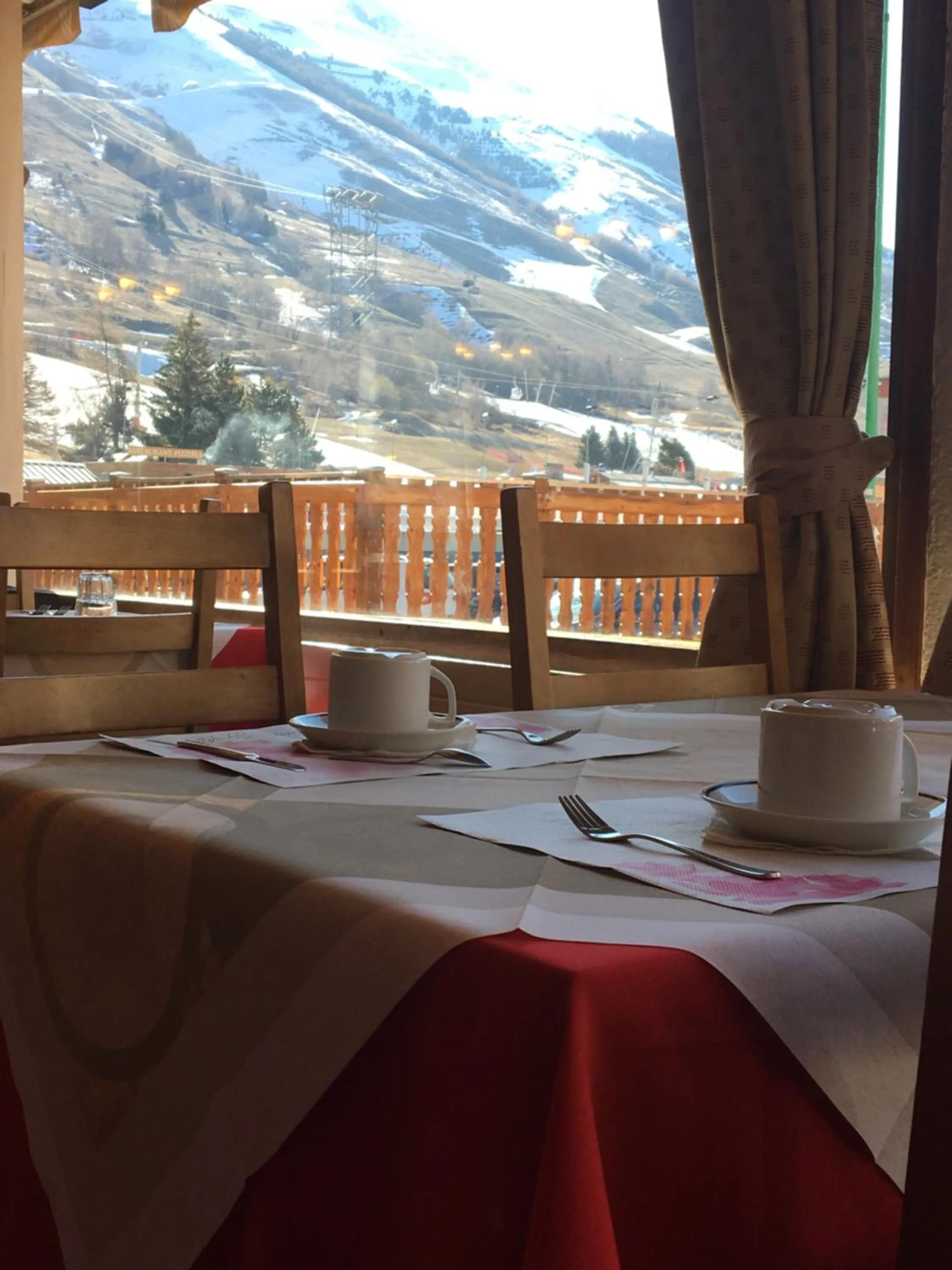 Restaurant/places to eat in Atmosphere Hotel