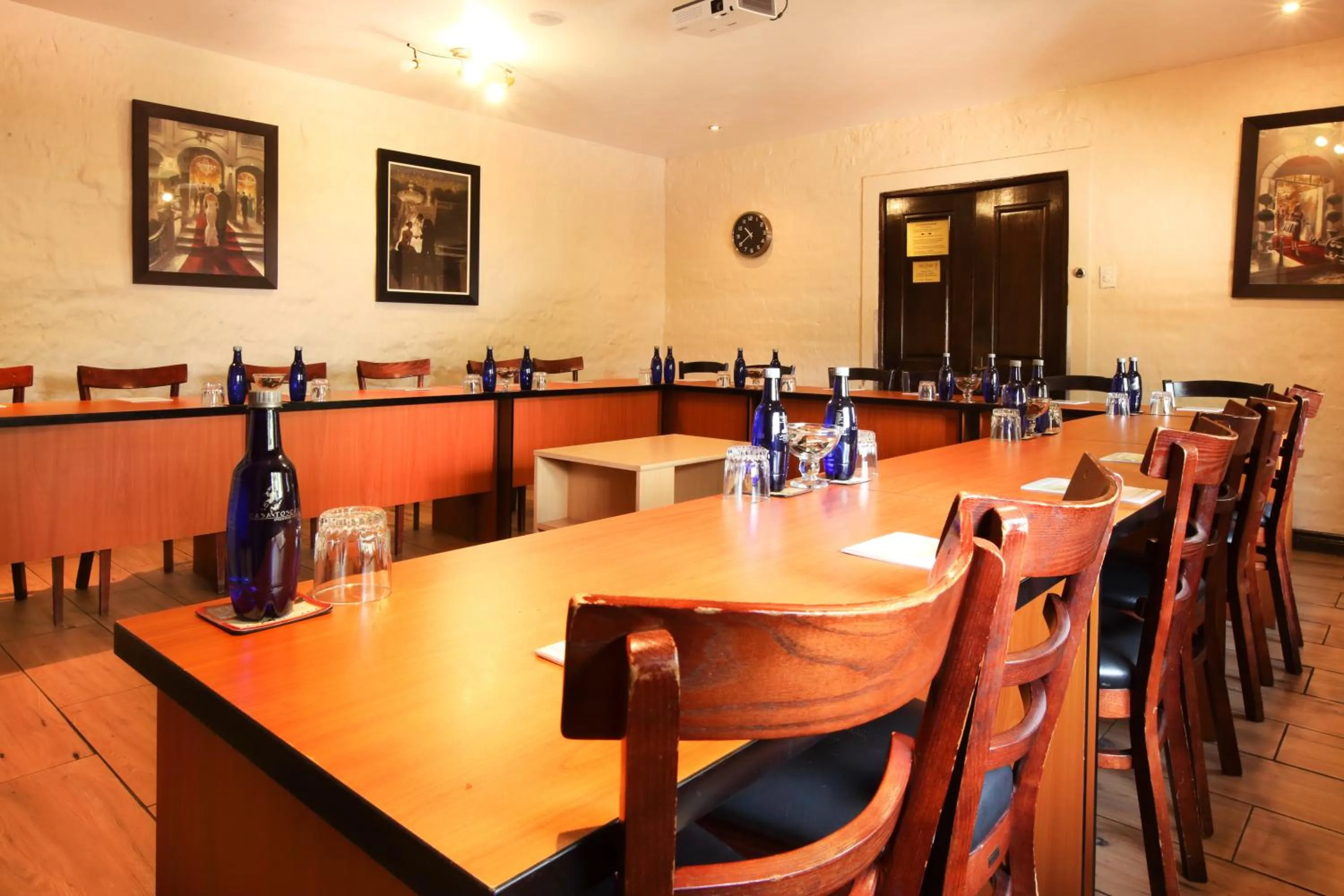 Meeting/conference room in Casa Toscana Lodge