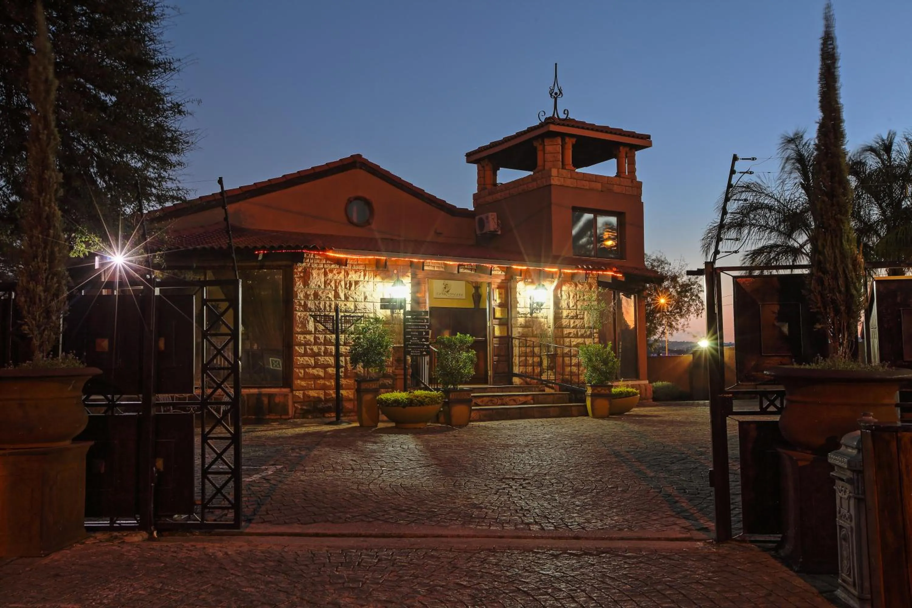 Facade/entrance in Casa Toscana Lodge