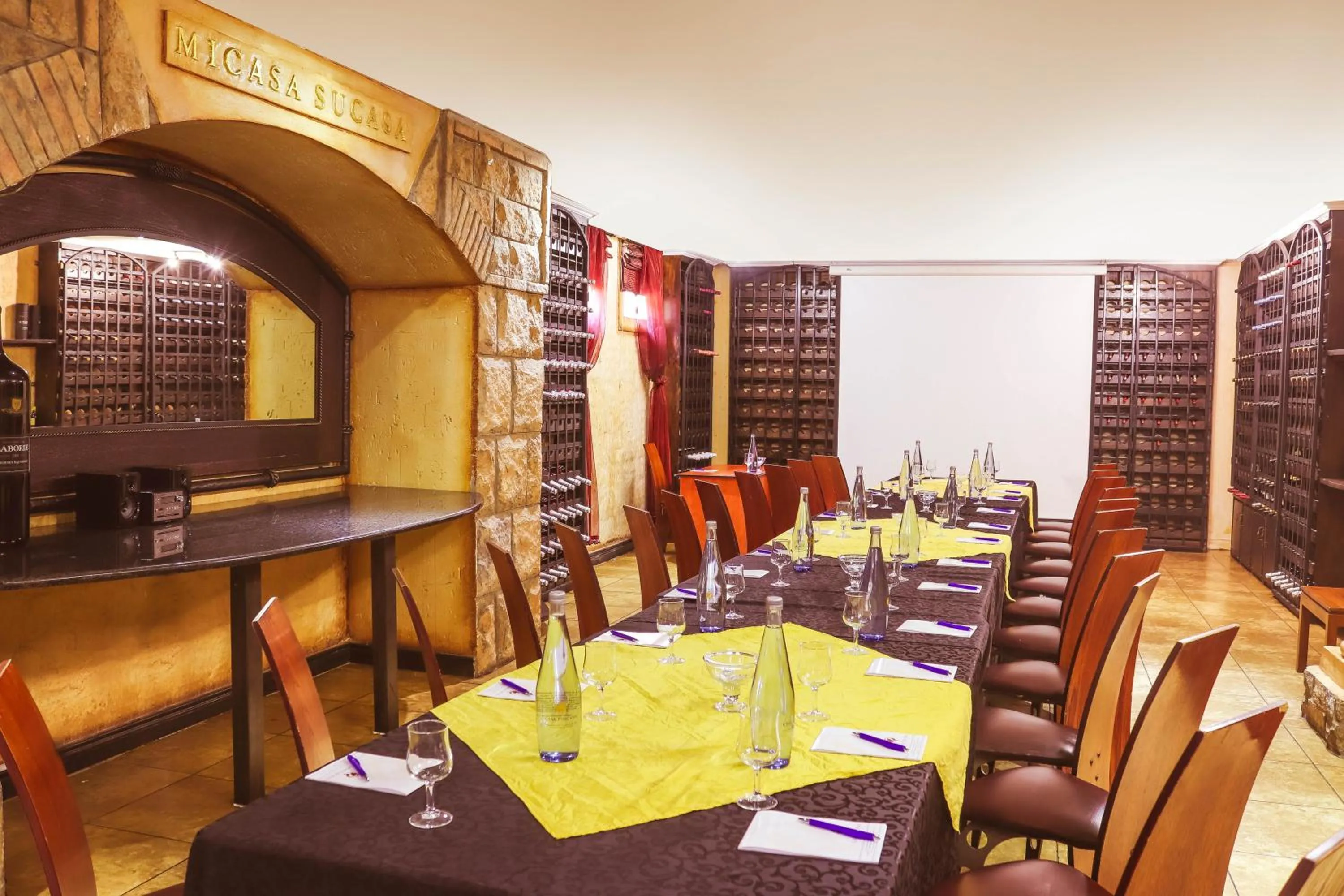 Restaurant/places to eat in Casa Toscana Lodge