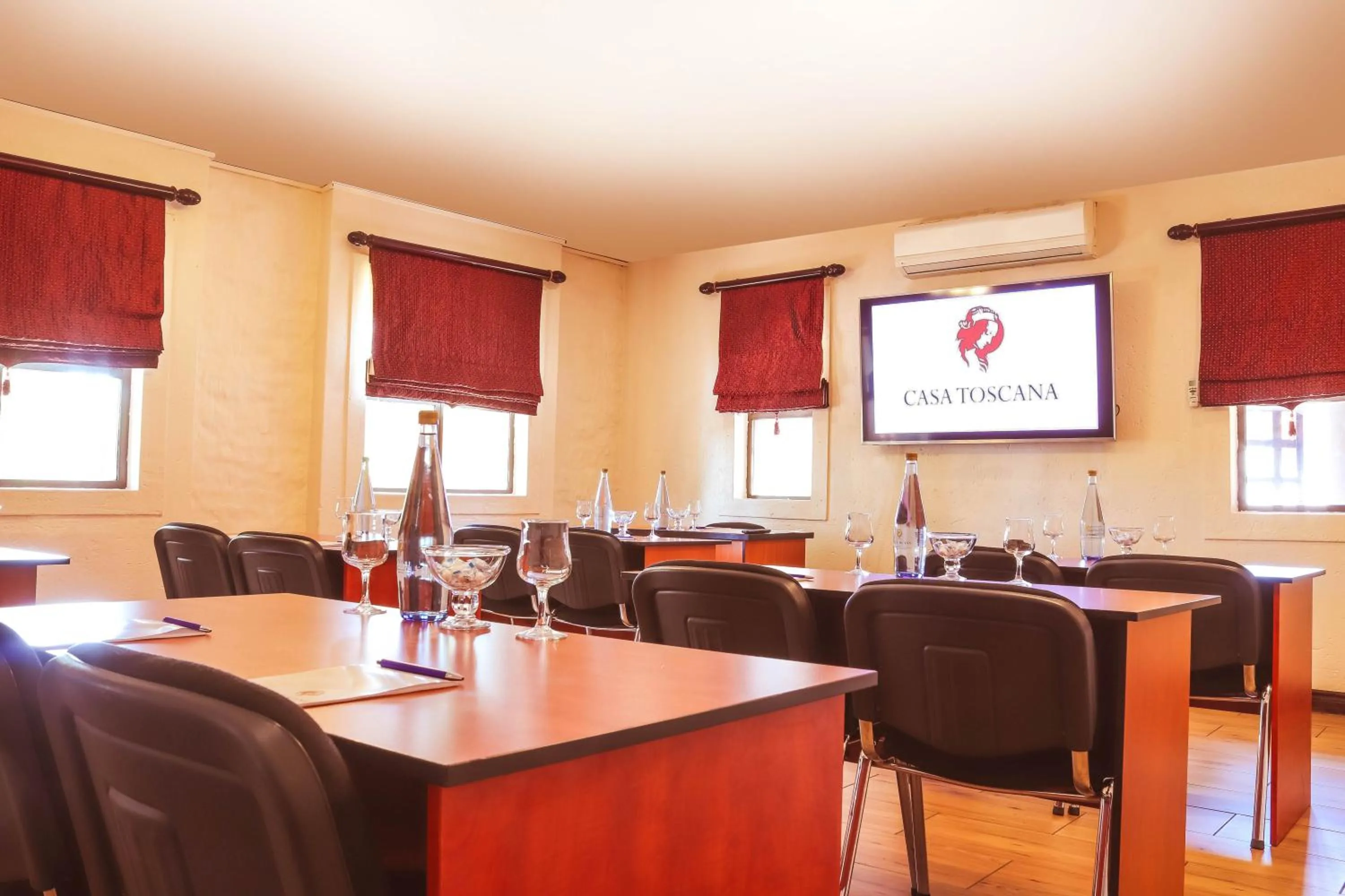 Meeting/conference room in Casa Toscana Lodge