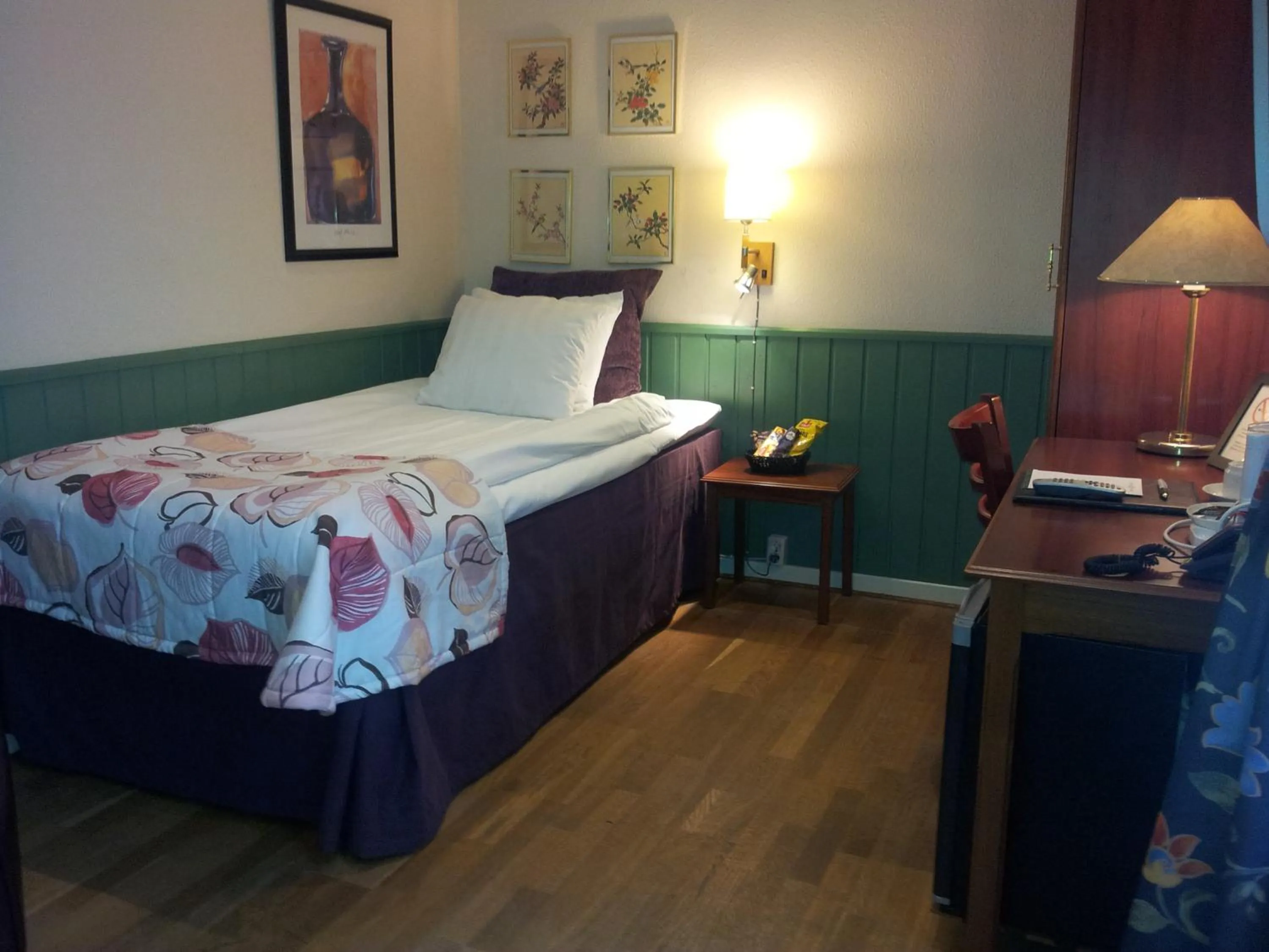 Photo of the whole room, Bed in Hotell Linnéa - Helsingborg