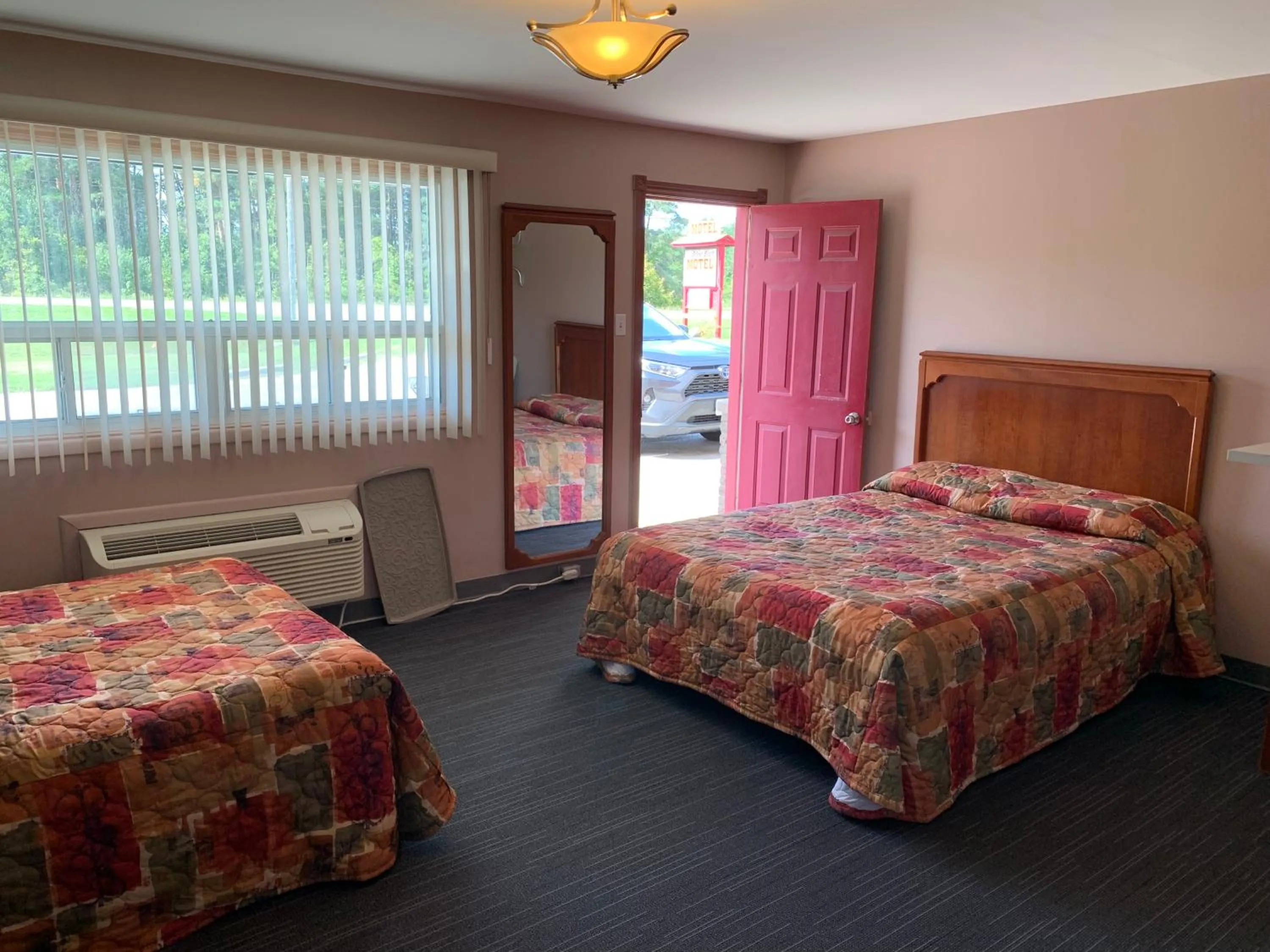 Bedroom, Bed in The Silver Birch Motel