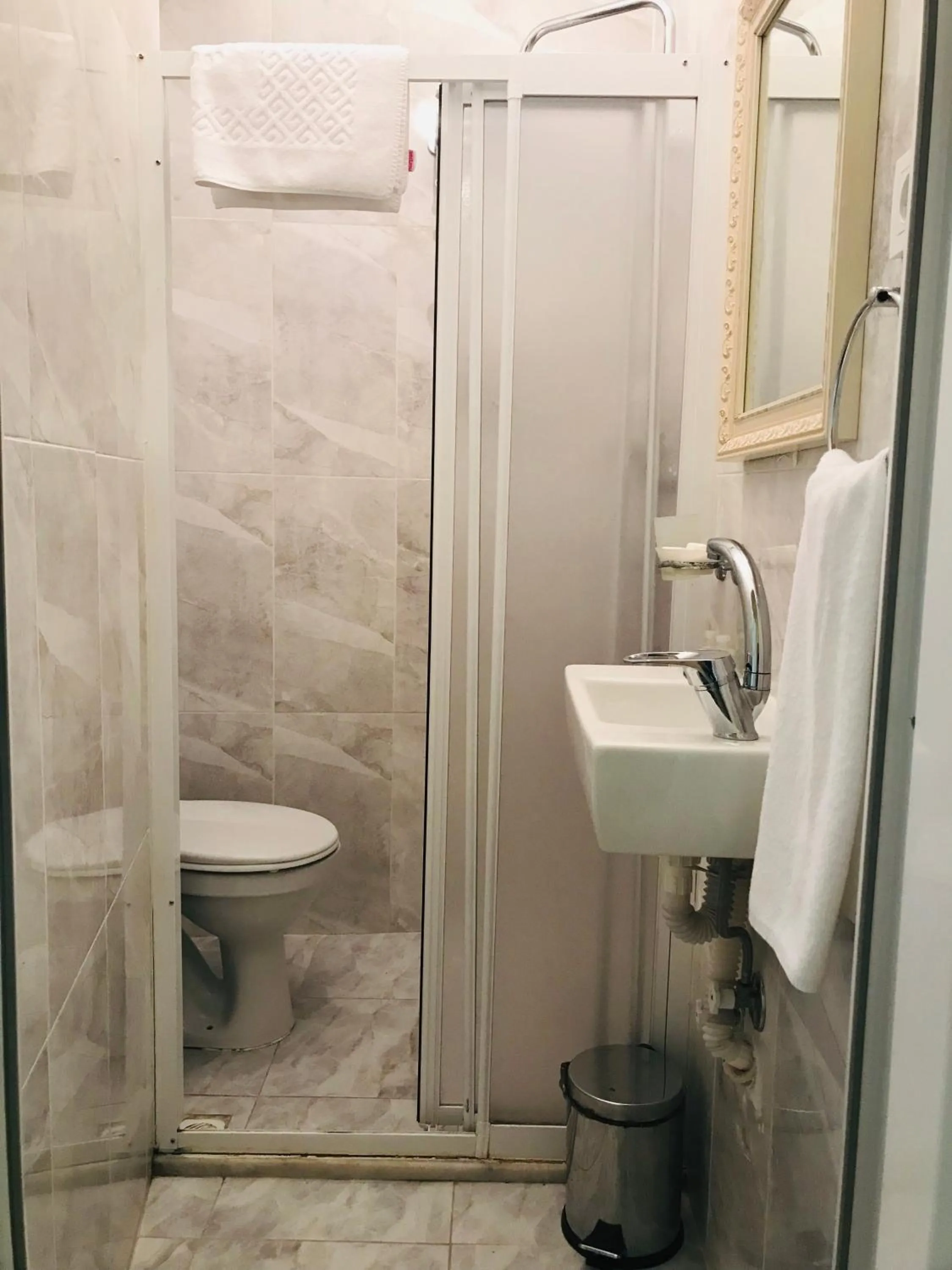 Shower in La Mer Boutique Hotel