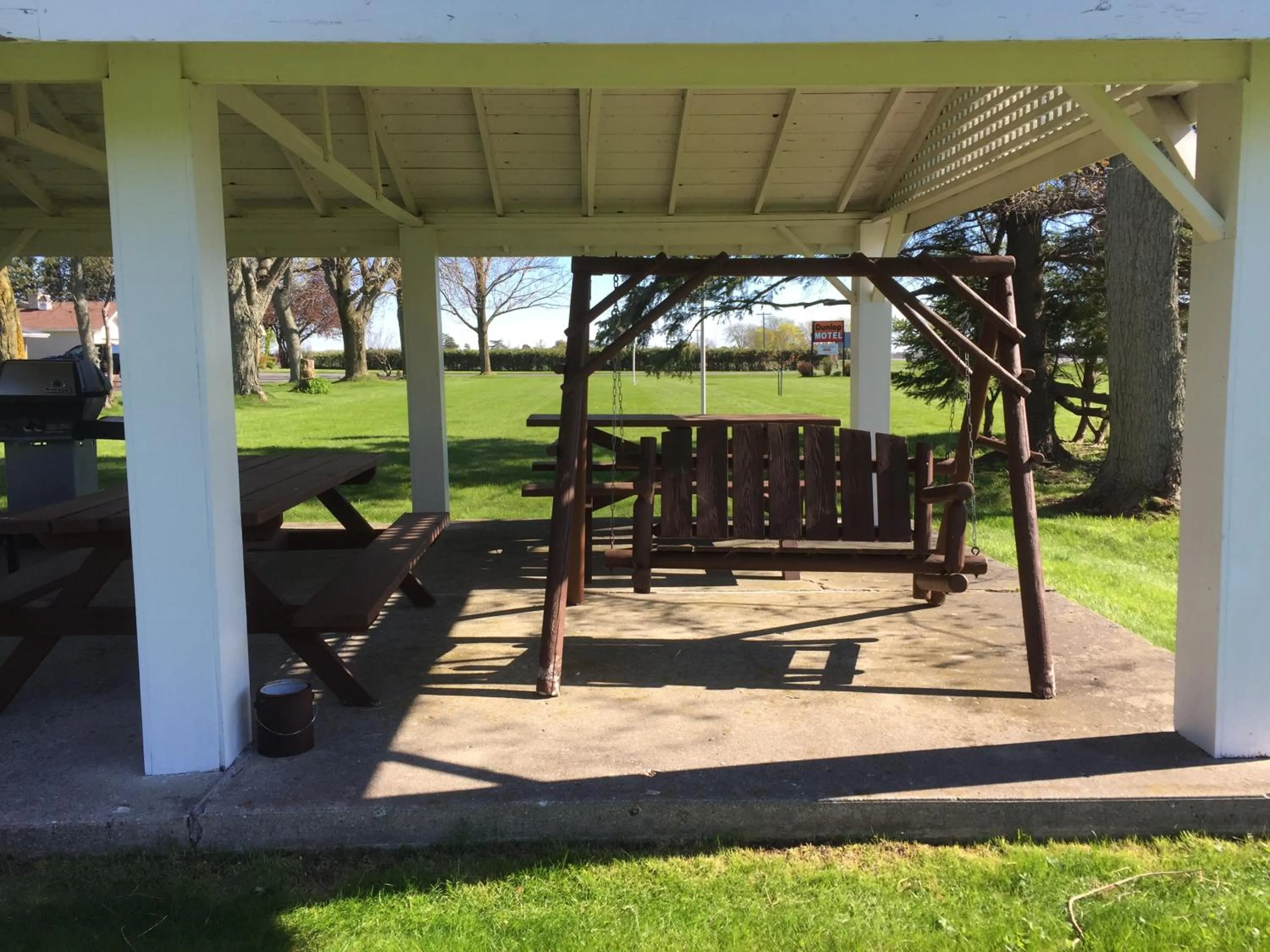 BBQ facilities in Dunlop Motel