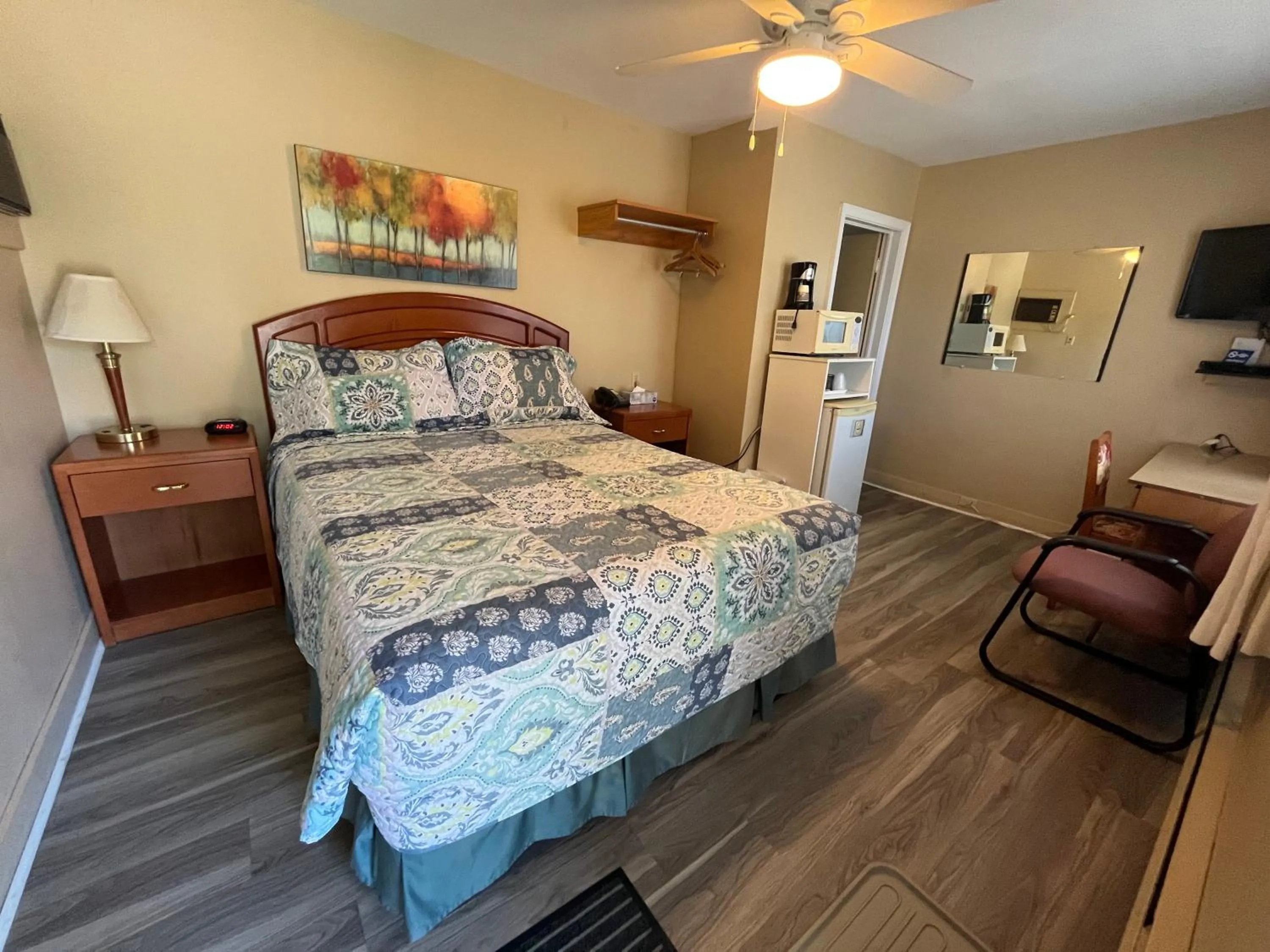 Photo of the whole room, Bed in Dunlop Motel