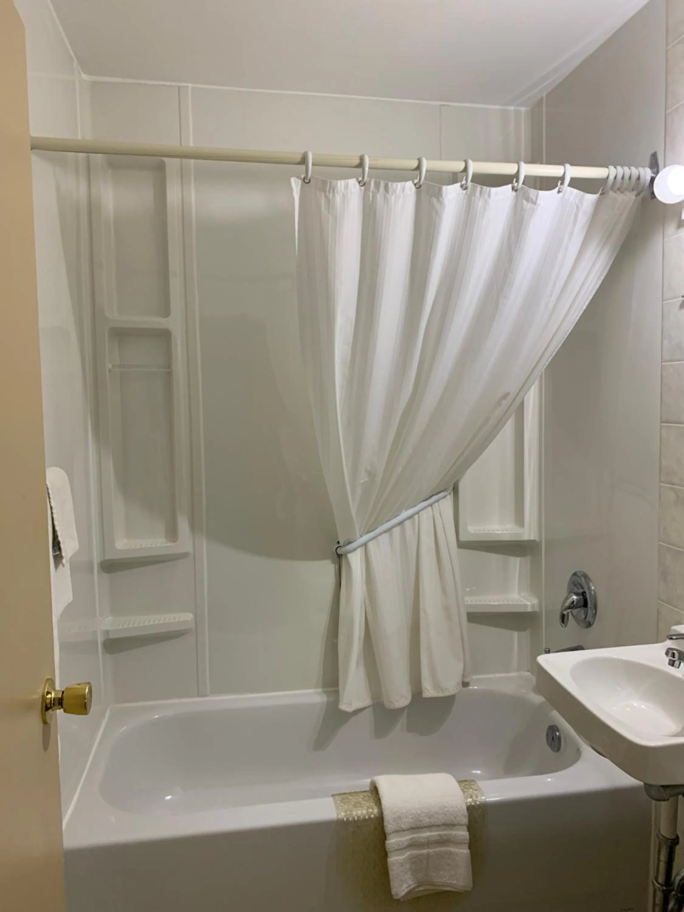 Bathroom in Dunlop Motel