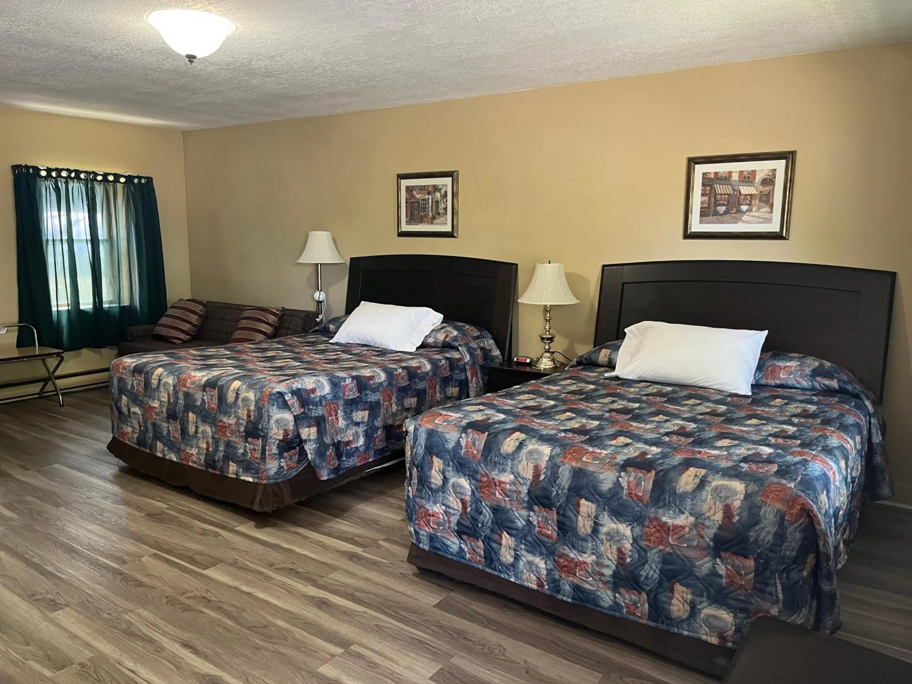 Photo of the whole room, Bed in Dunlop Motel
