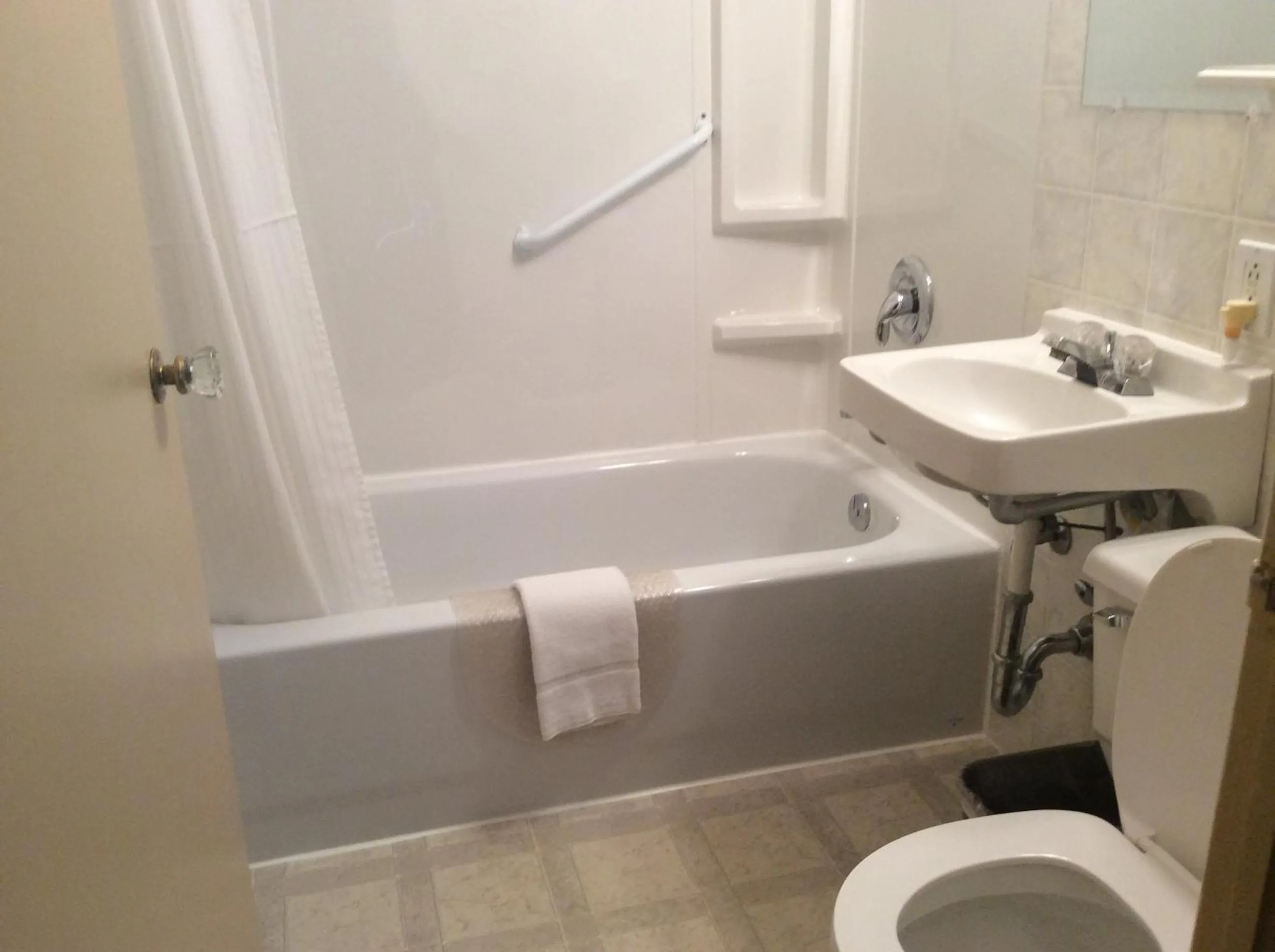 Bathroom in Dunlop Motel