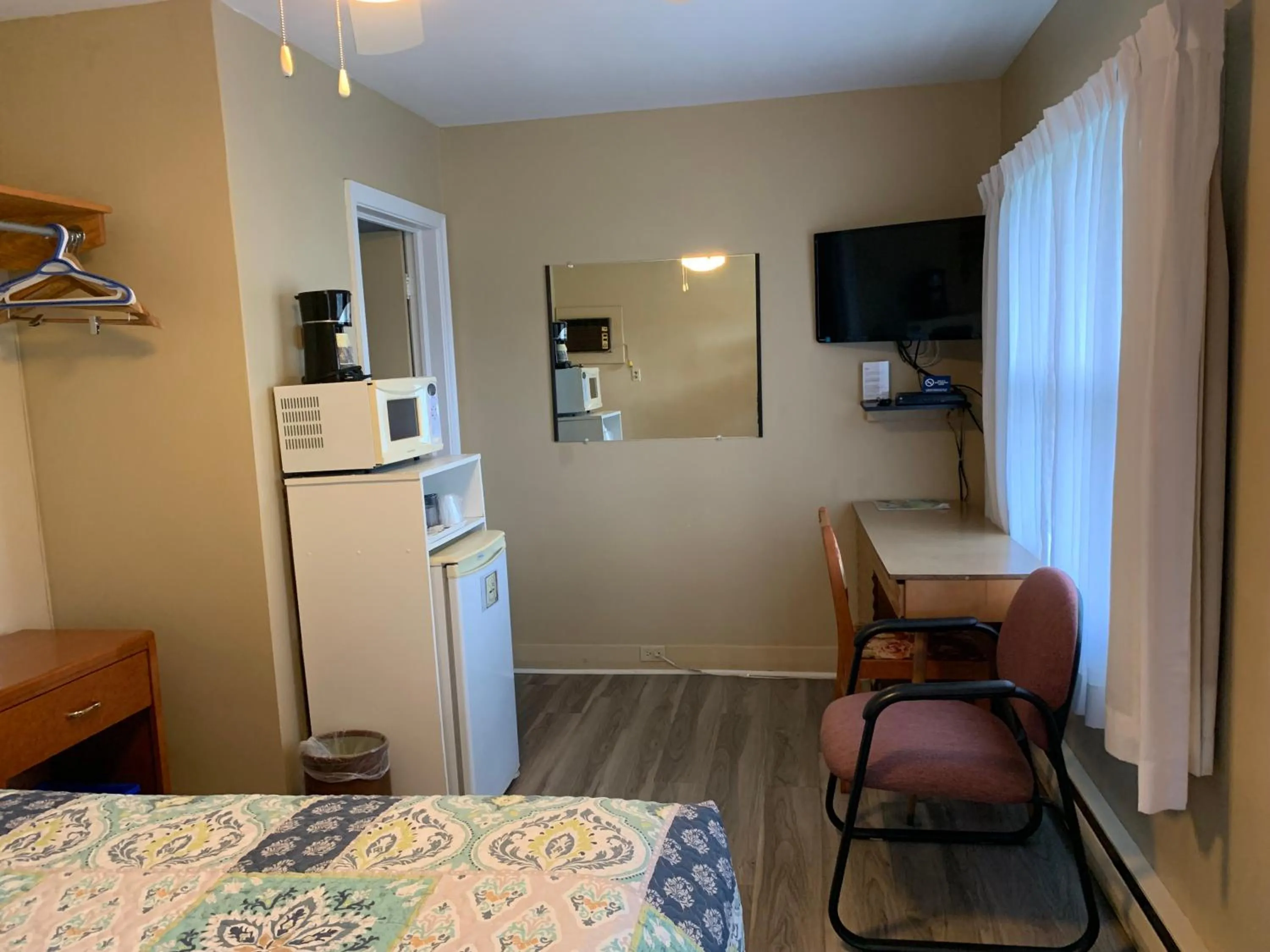 Seating area, Bed in Dunlop Motel