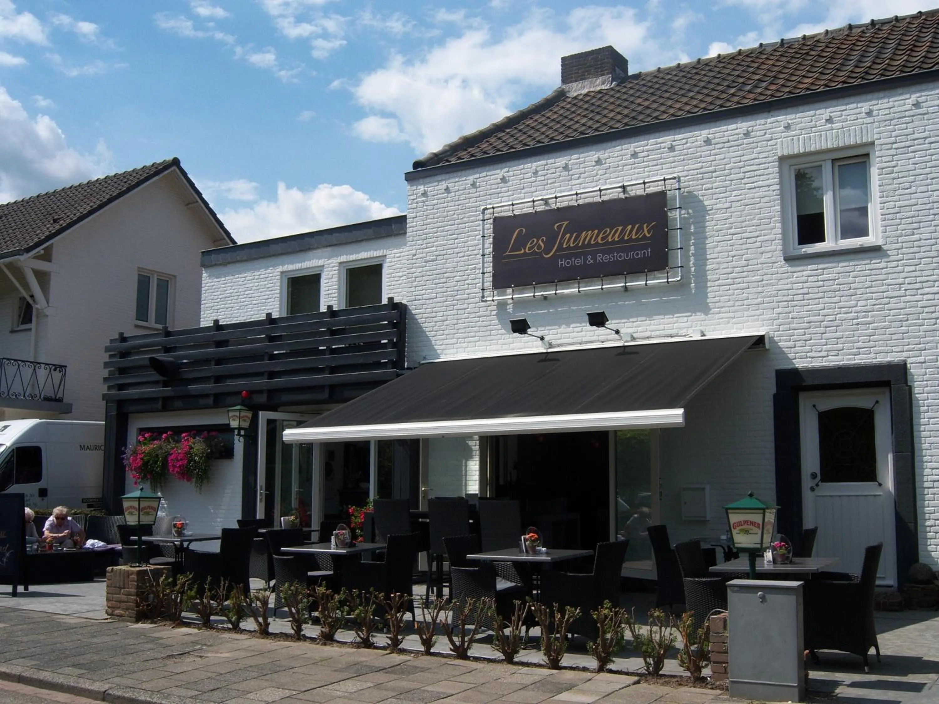 Property building in Hotel Restaurant Les Jumeaux