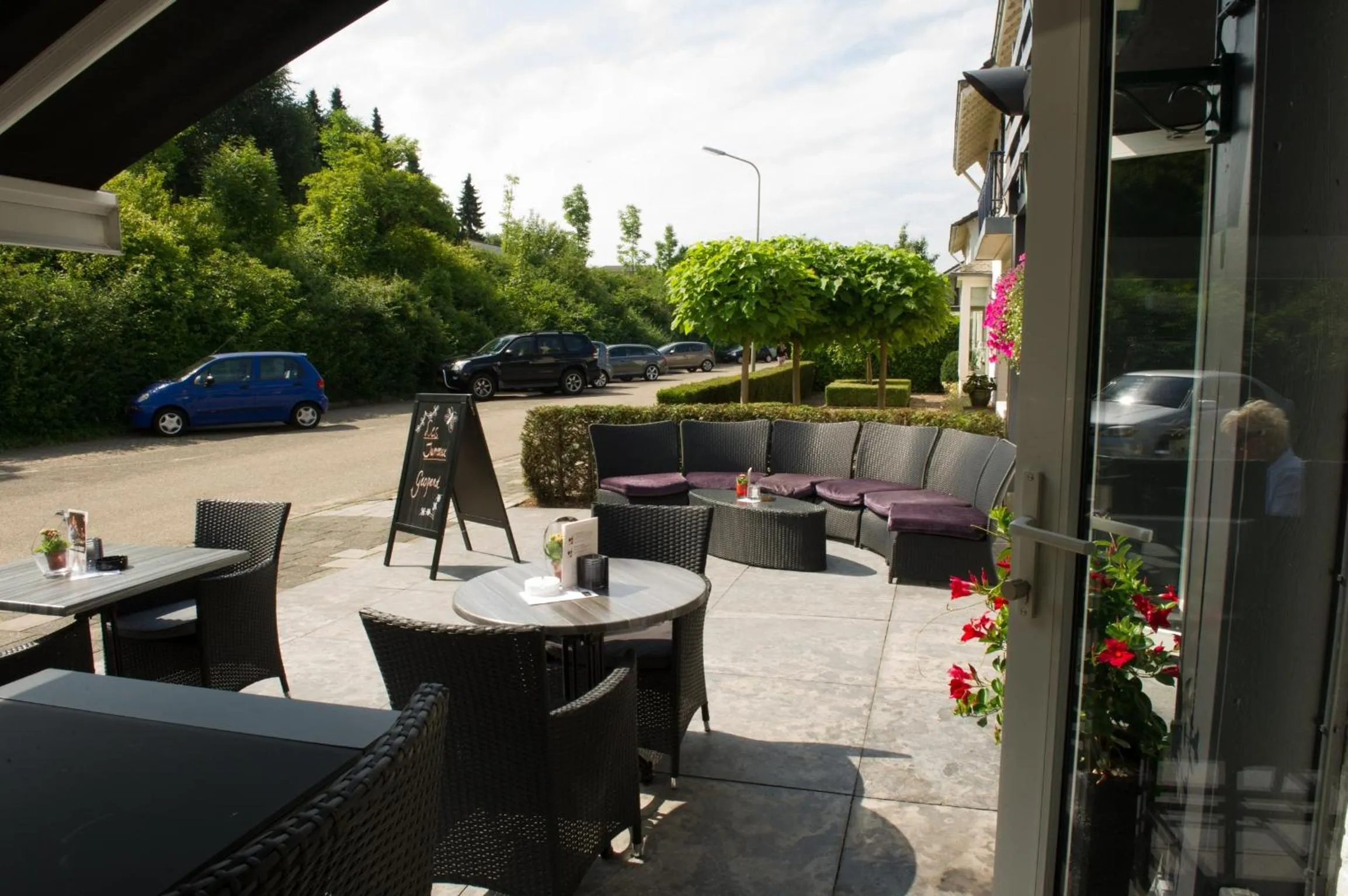 Patio in Hotel Restaurant Les Jumeaux