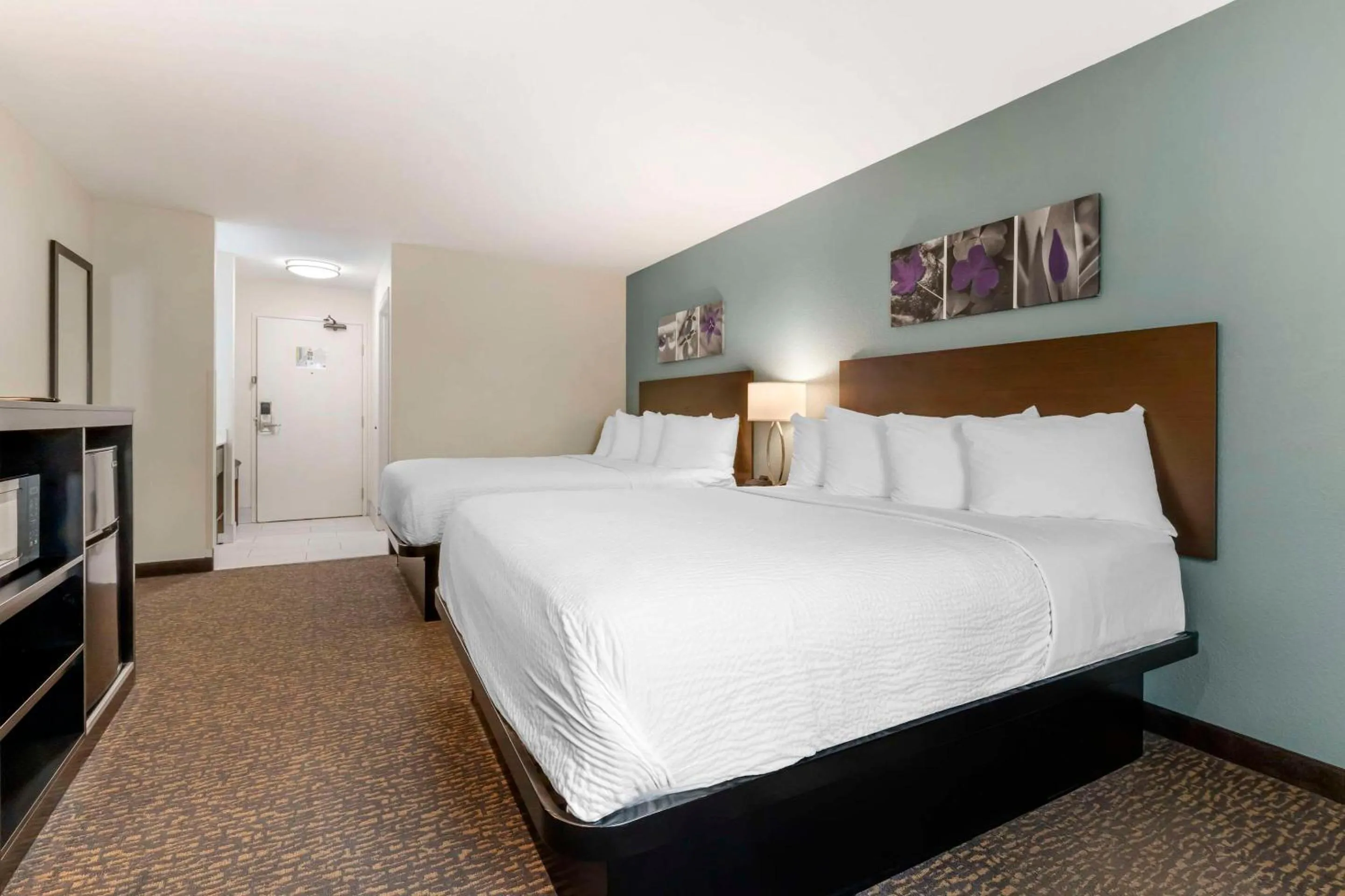 Bedroom, Bed in Americas Best Value Inn Wisconsin Dells-Lake Delton - Newly renovated