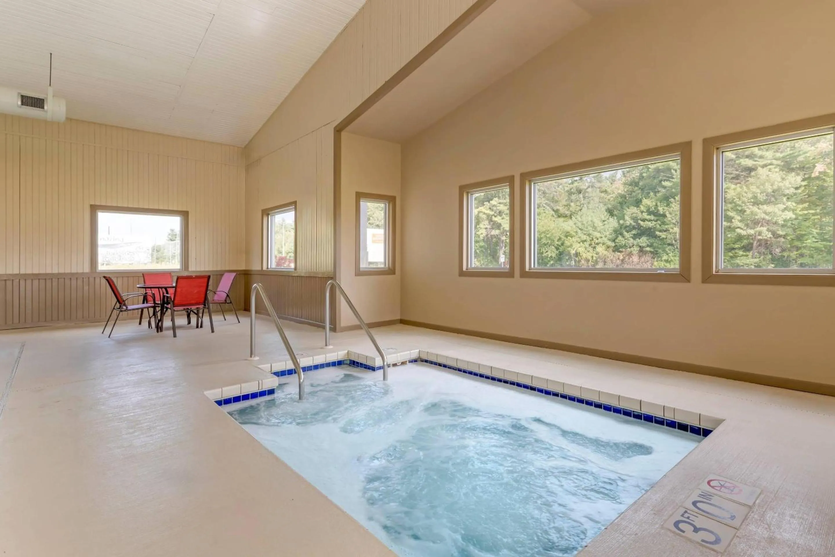 Swimming pool in Sleep Inn & Suites Wisconsin Dells - Lake Delton