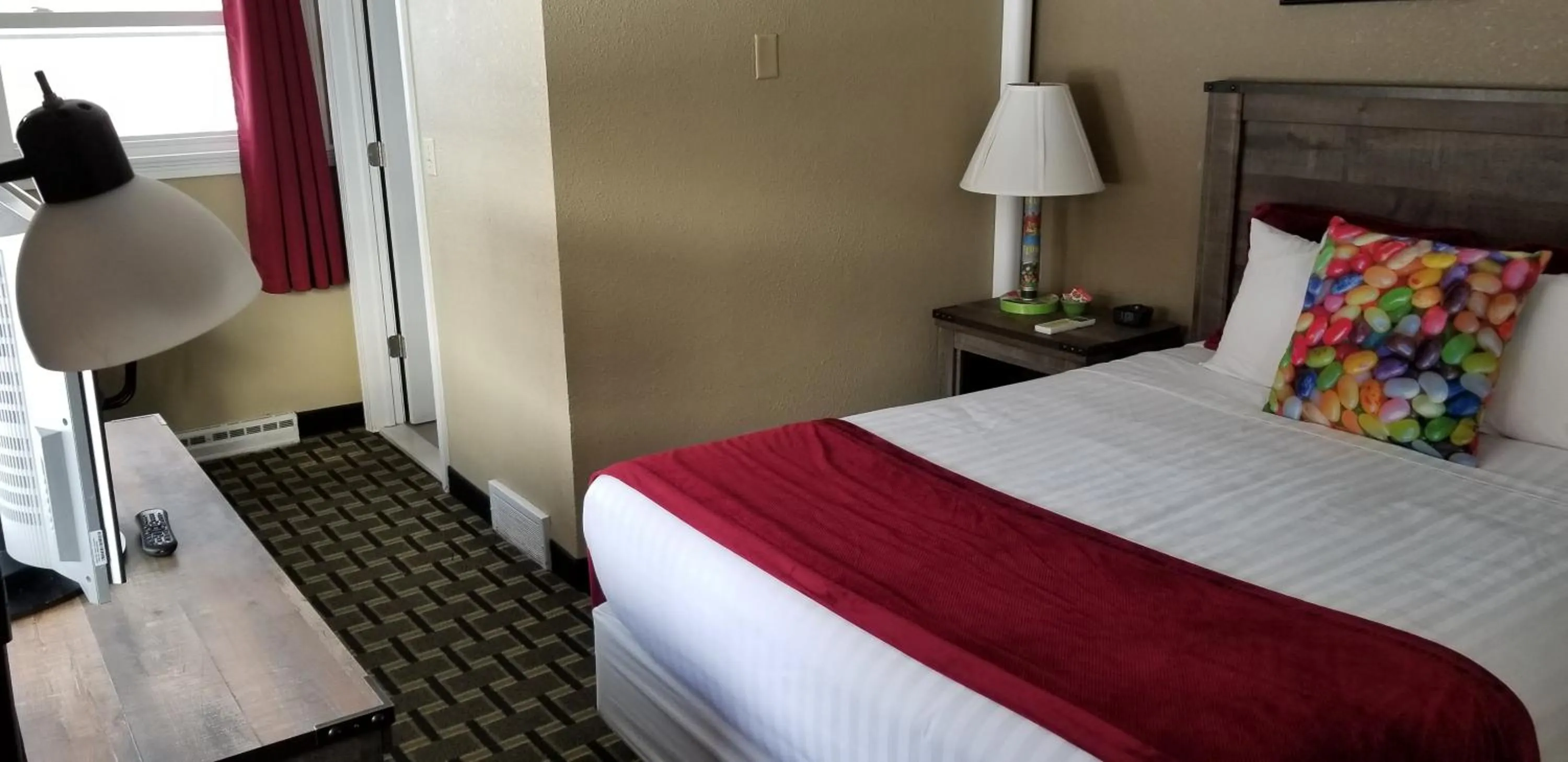 Bed in Middlebury Sweets Motel