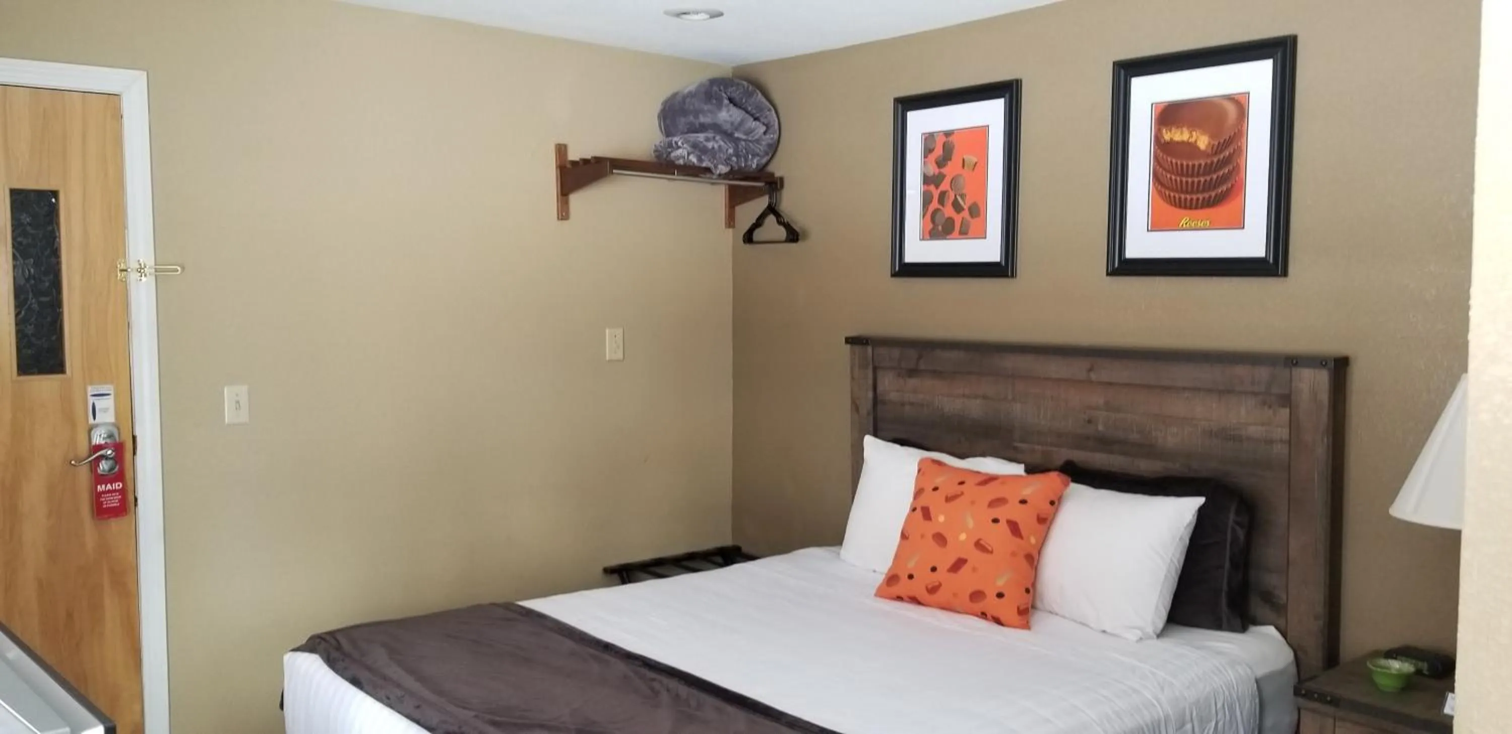 Bed in Middlebury Sweets Motel