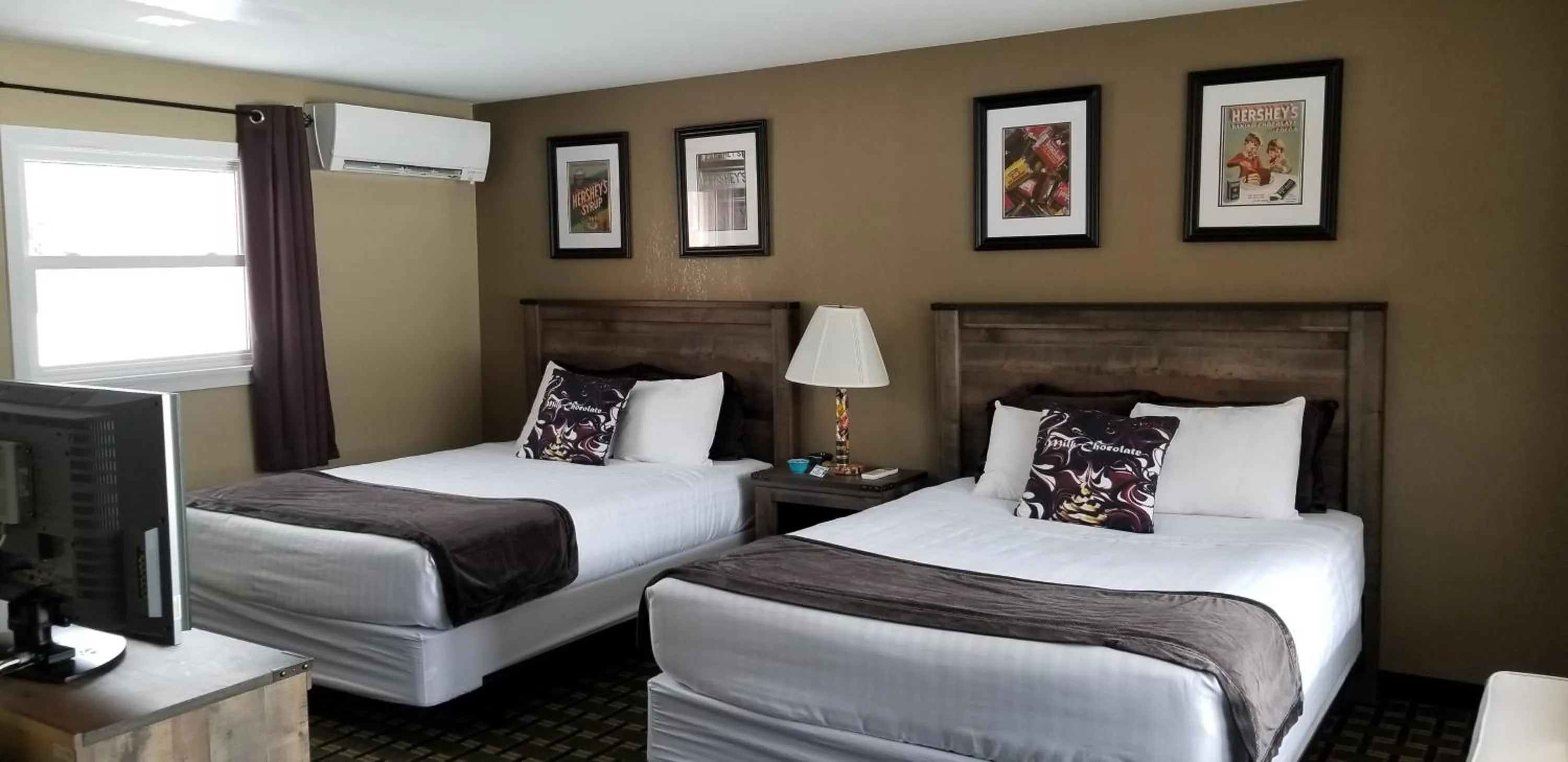 Bed in Middlebury Sweets Motel