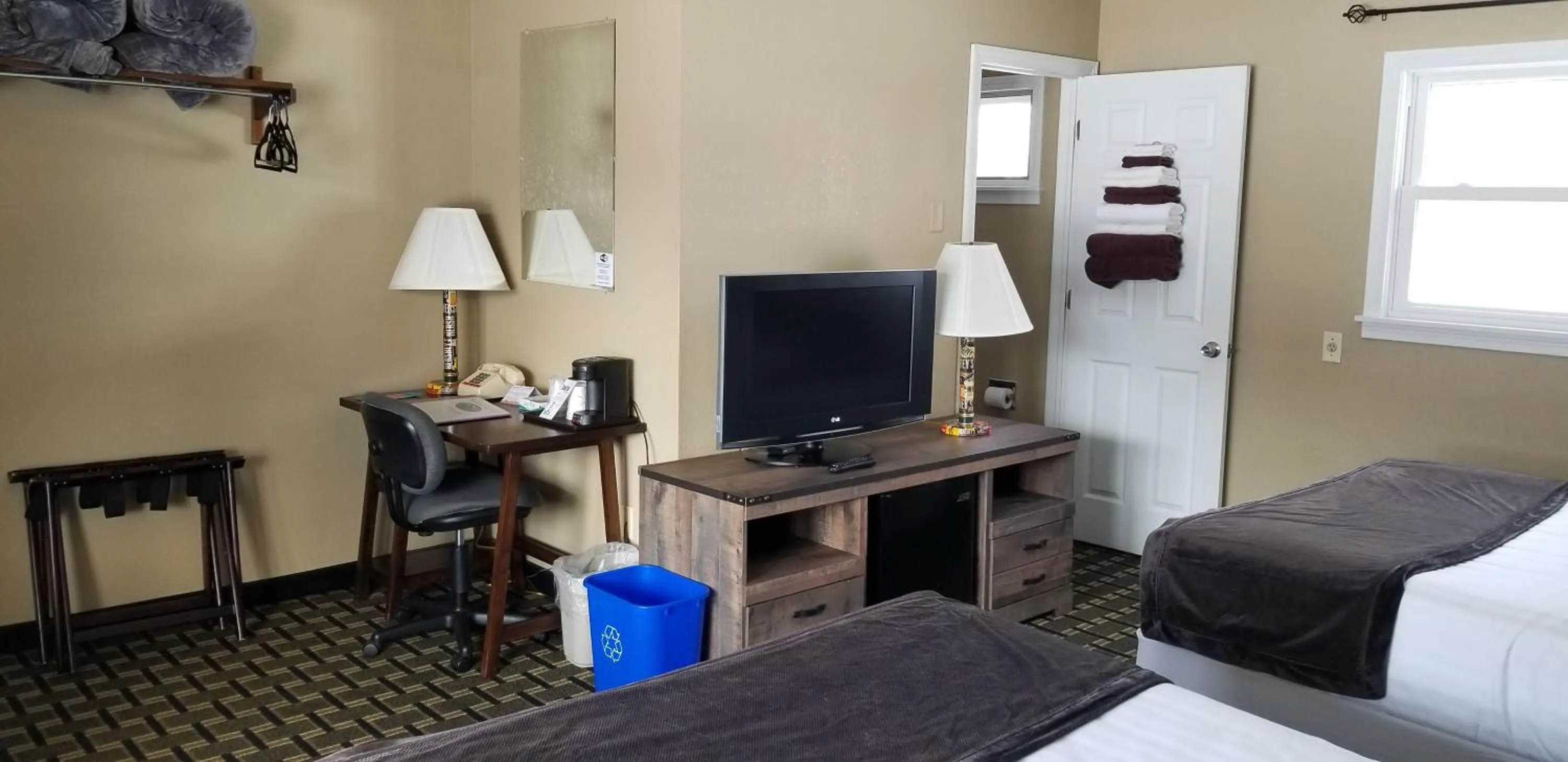 Bed in Middlebury Sweets Motel