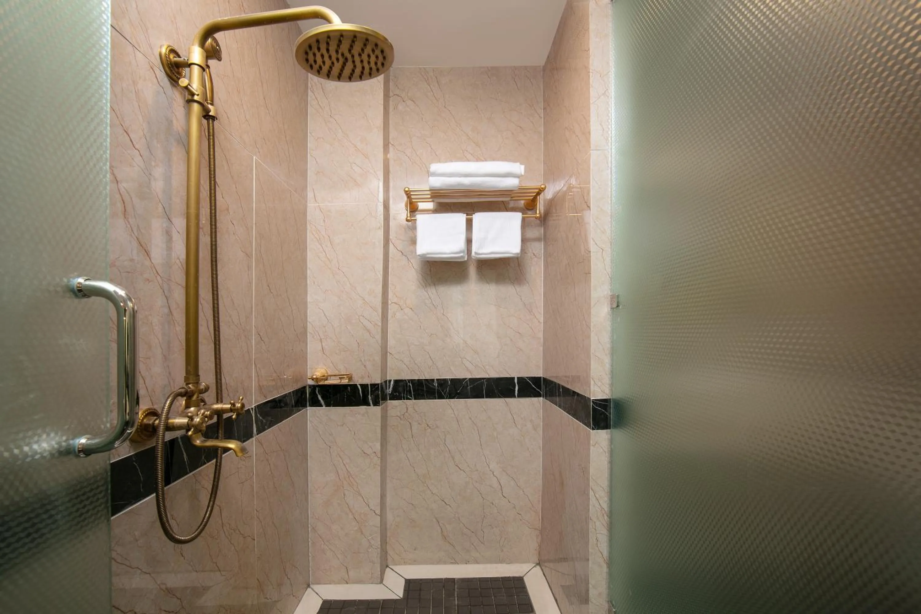 Shower in Azalea Parkview Hotel