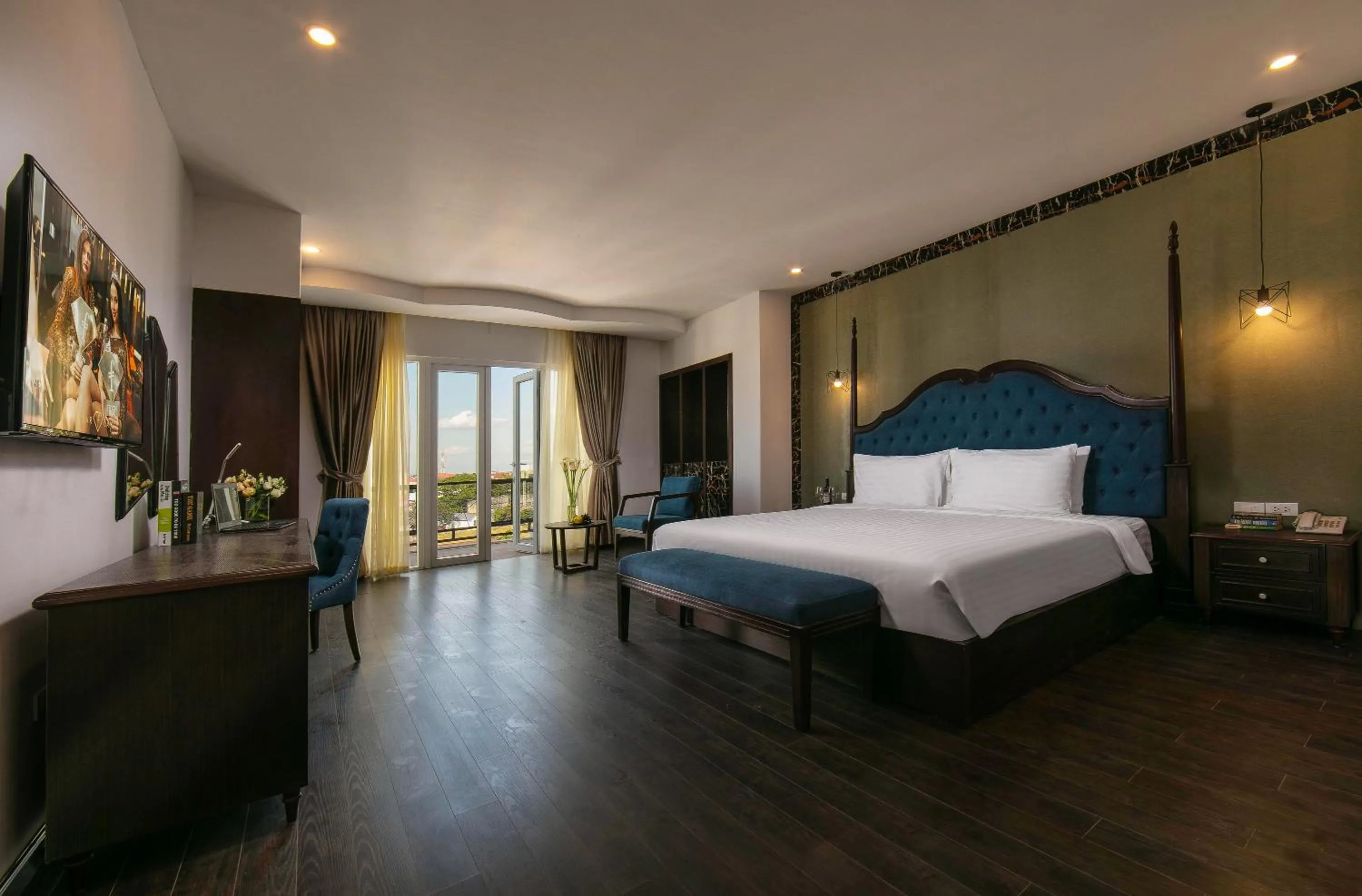 Photo of the whole room, Bed in Azalea Parkview Hotel