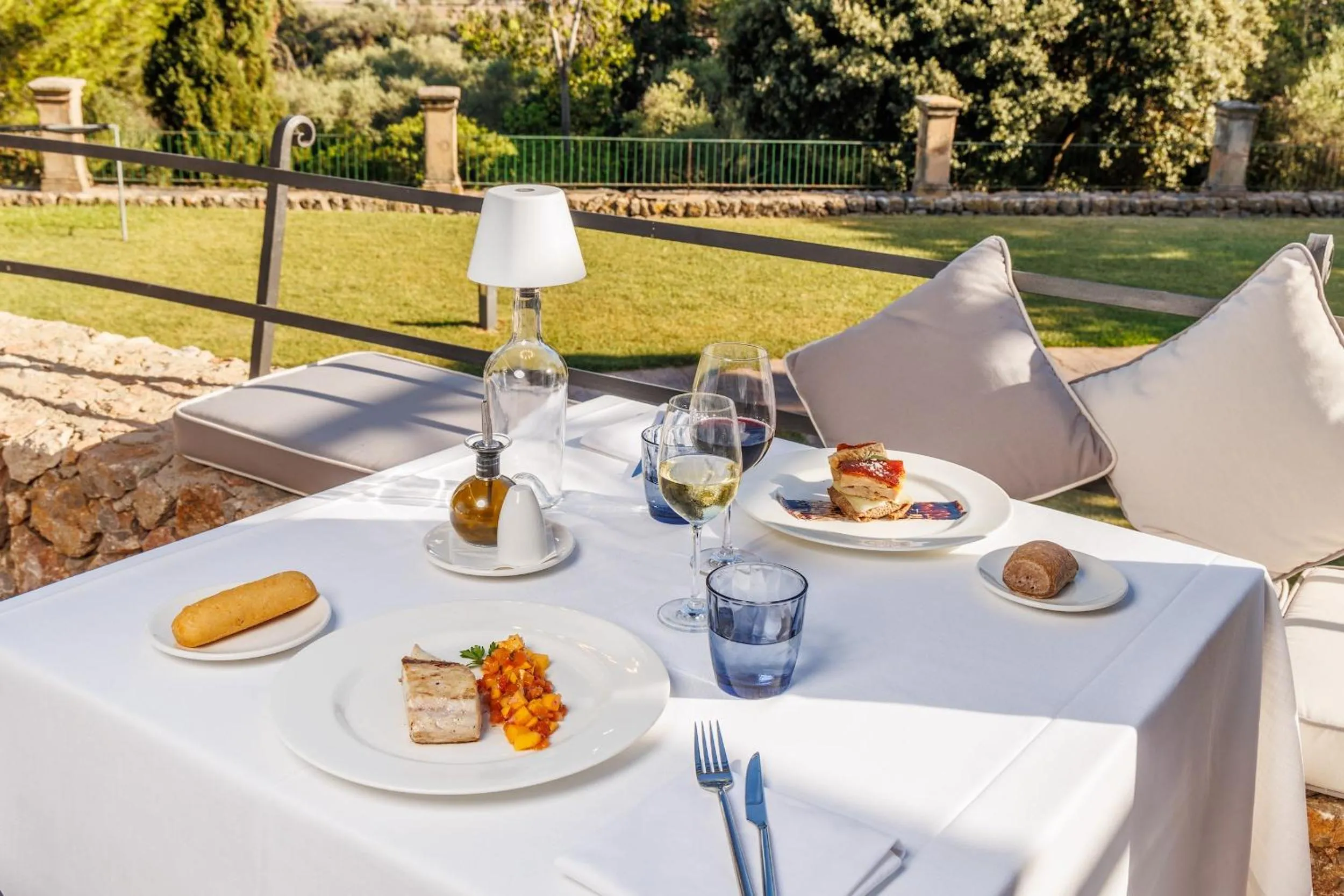 Restaurant/places to eat in Hotel Llenaire