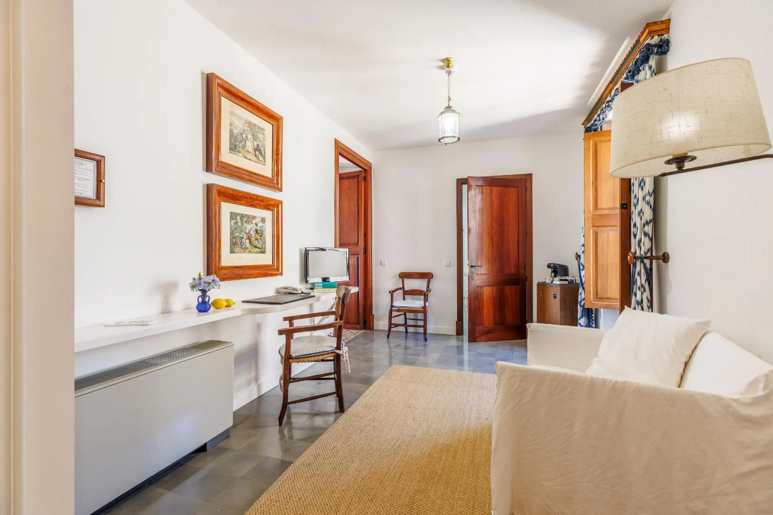 Living room, Bed in Hotel Llenaire
