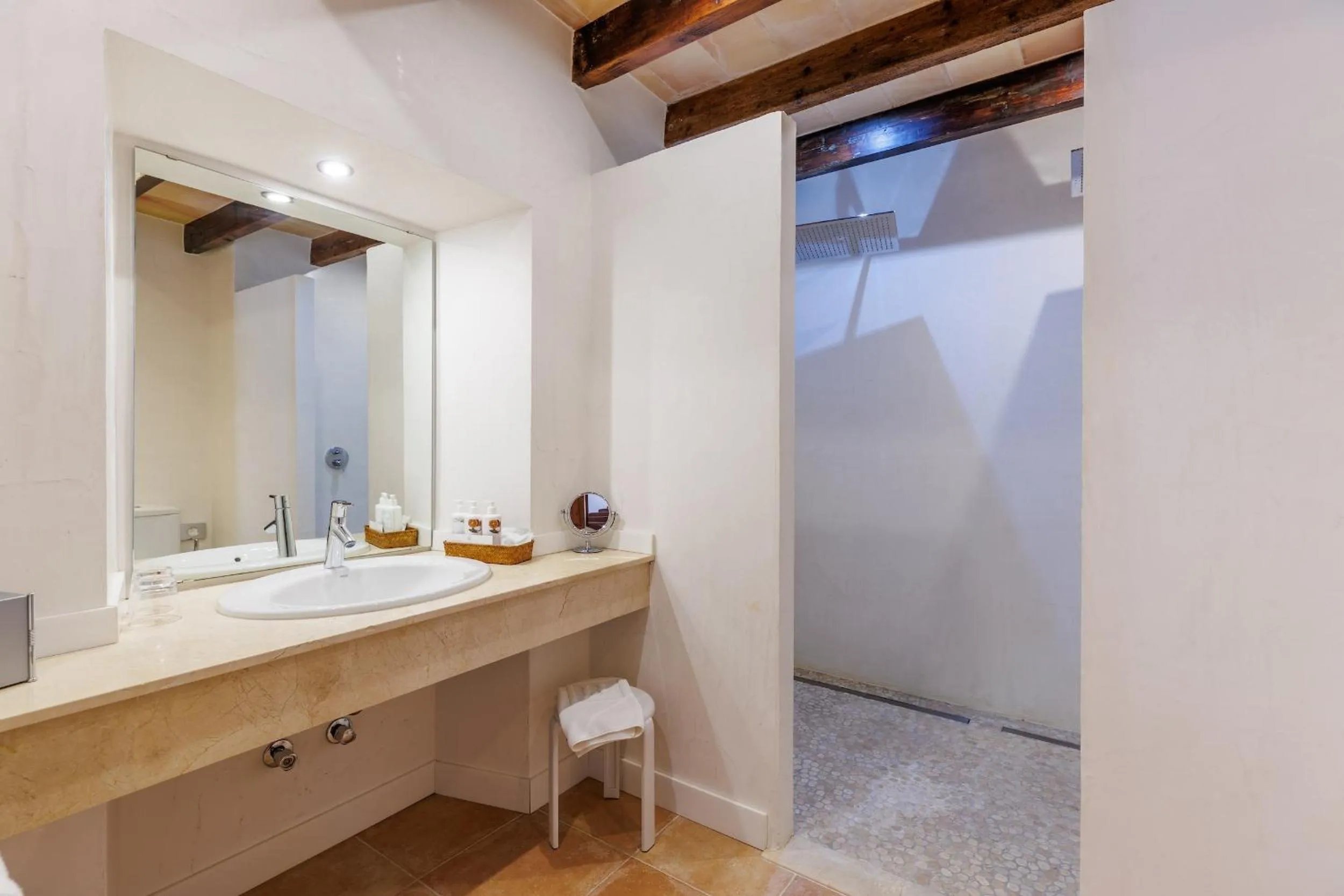 Shower in Hotel Llenaire