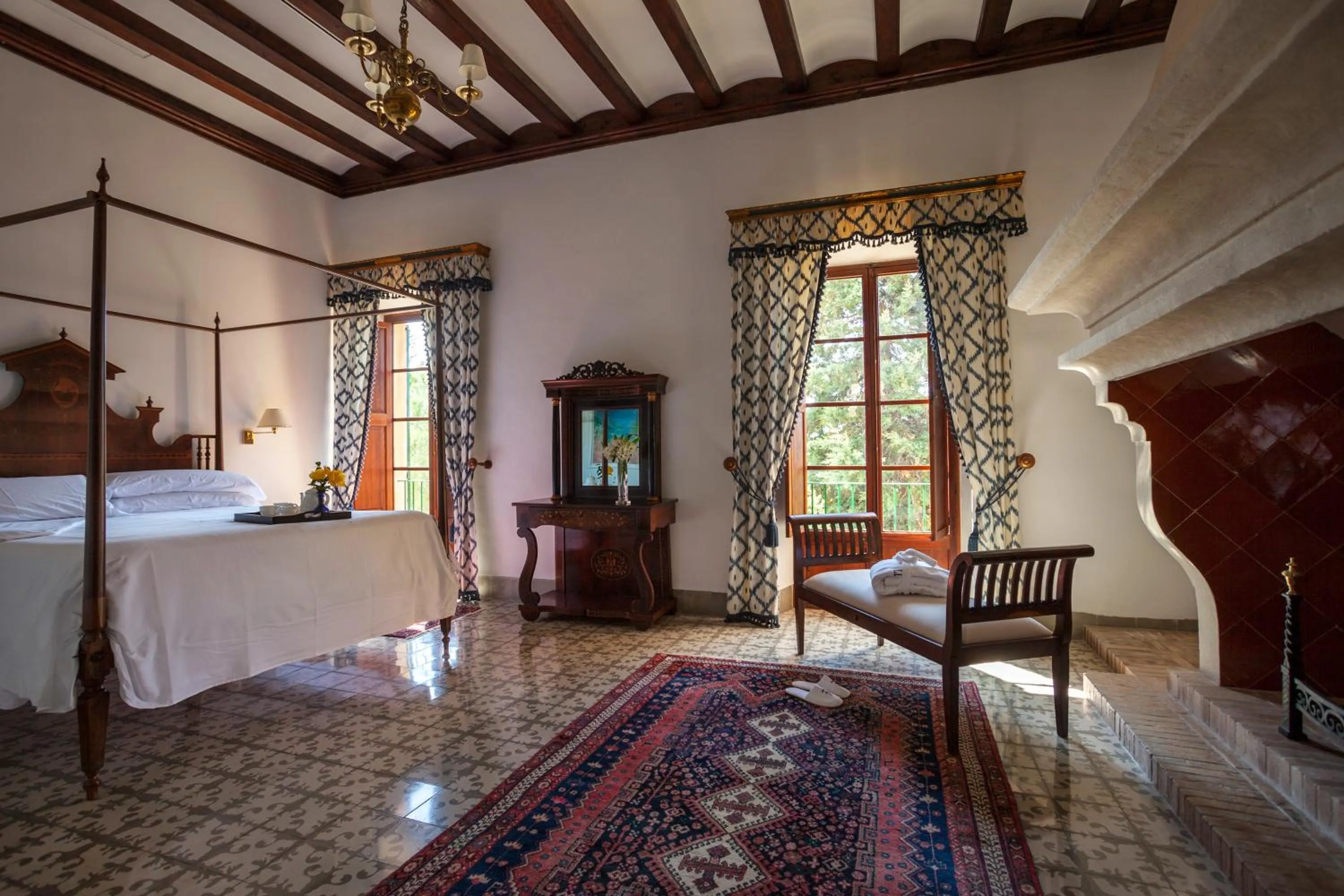 Living room, Bed in Hotel Llenaire