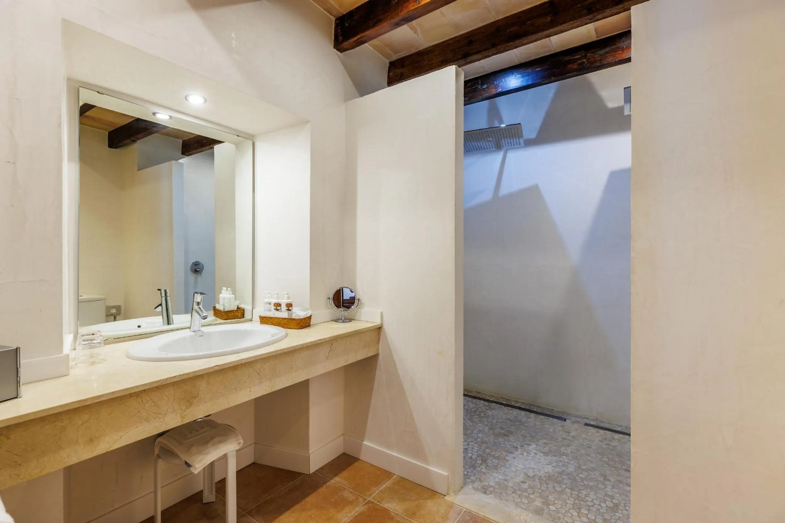 Bathroom in Hotel Llenaire