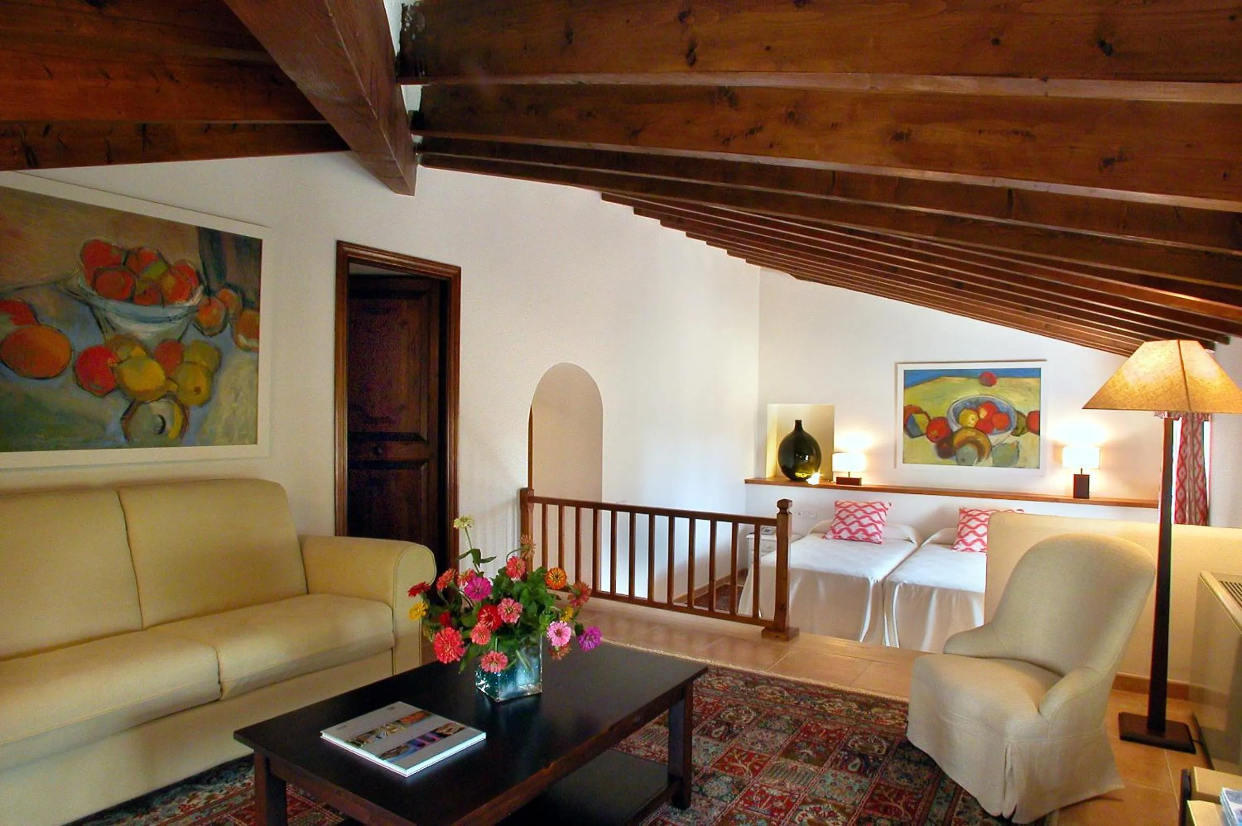 Living room, Bed in Hotel Llenaire
