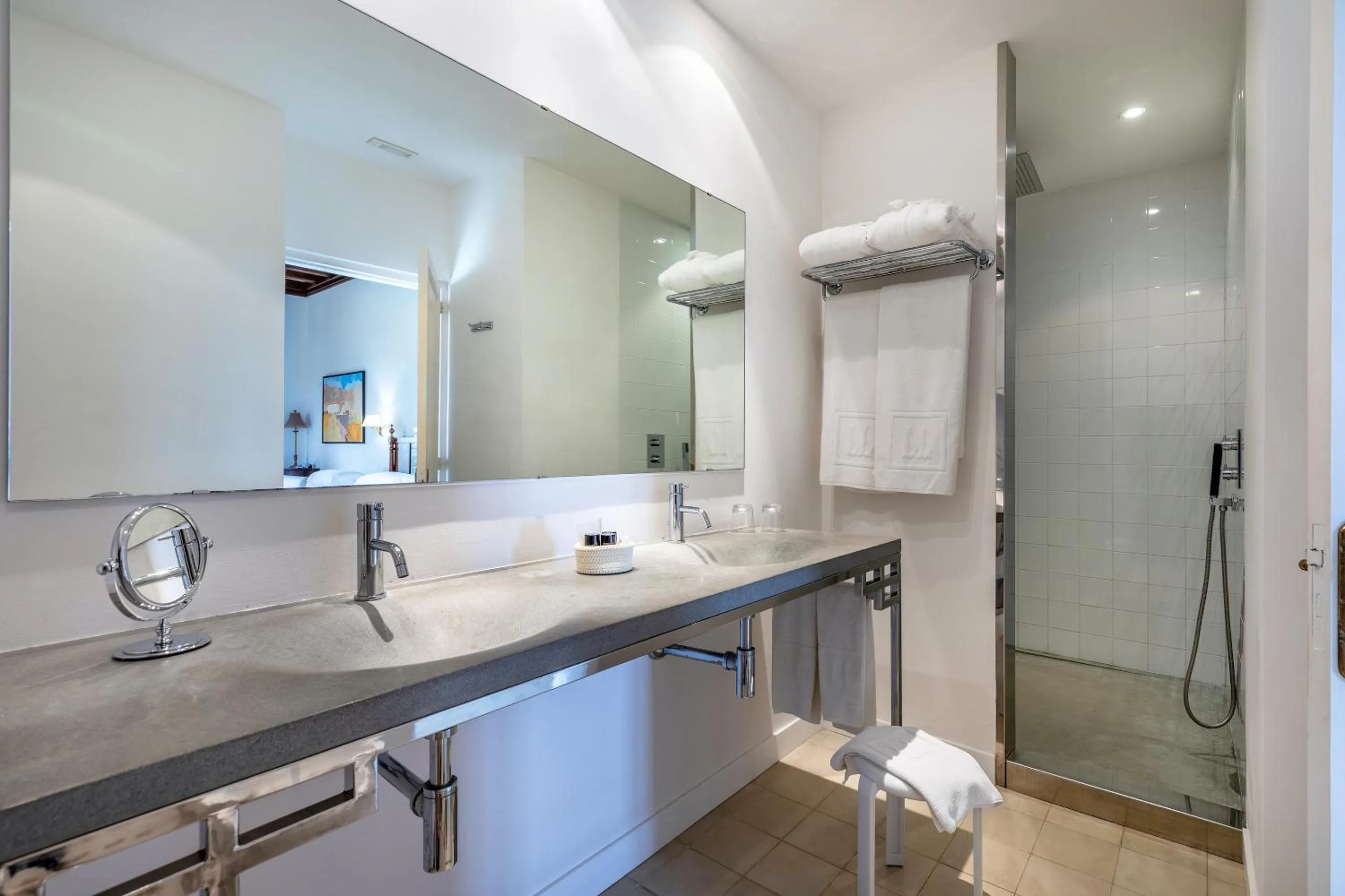 Bathroom in Hotel Llenaire