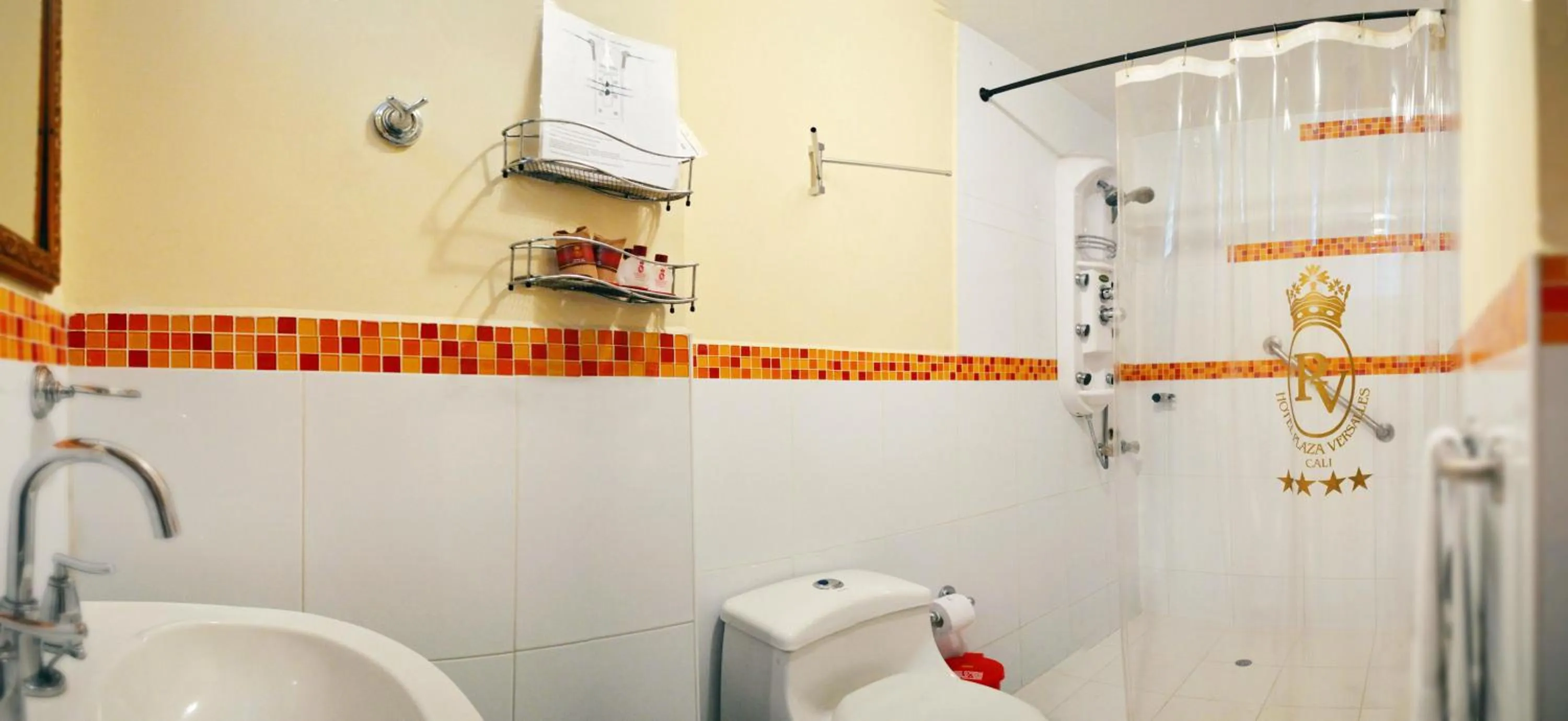 Bathroom in Hotel Plaza Versalles