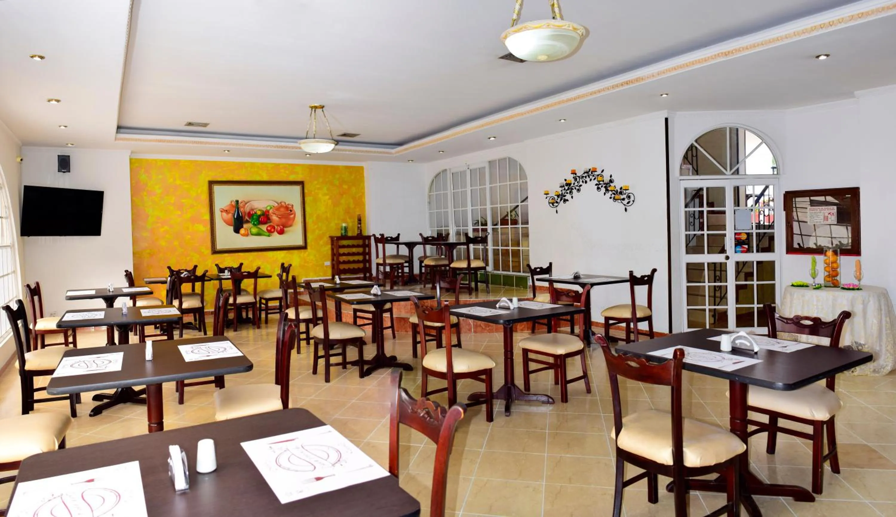 Restaurant/places to eat in Hotel Plaza Versalles