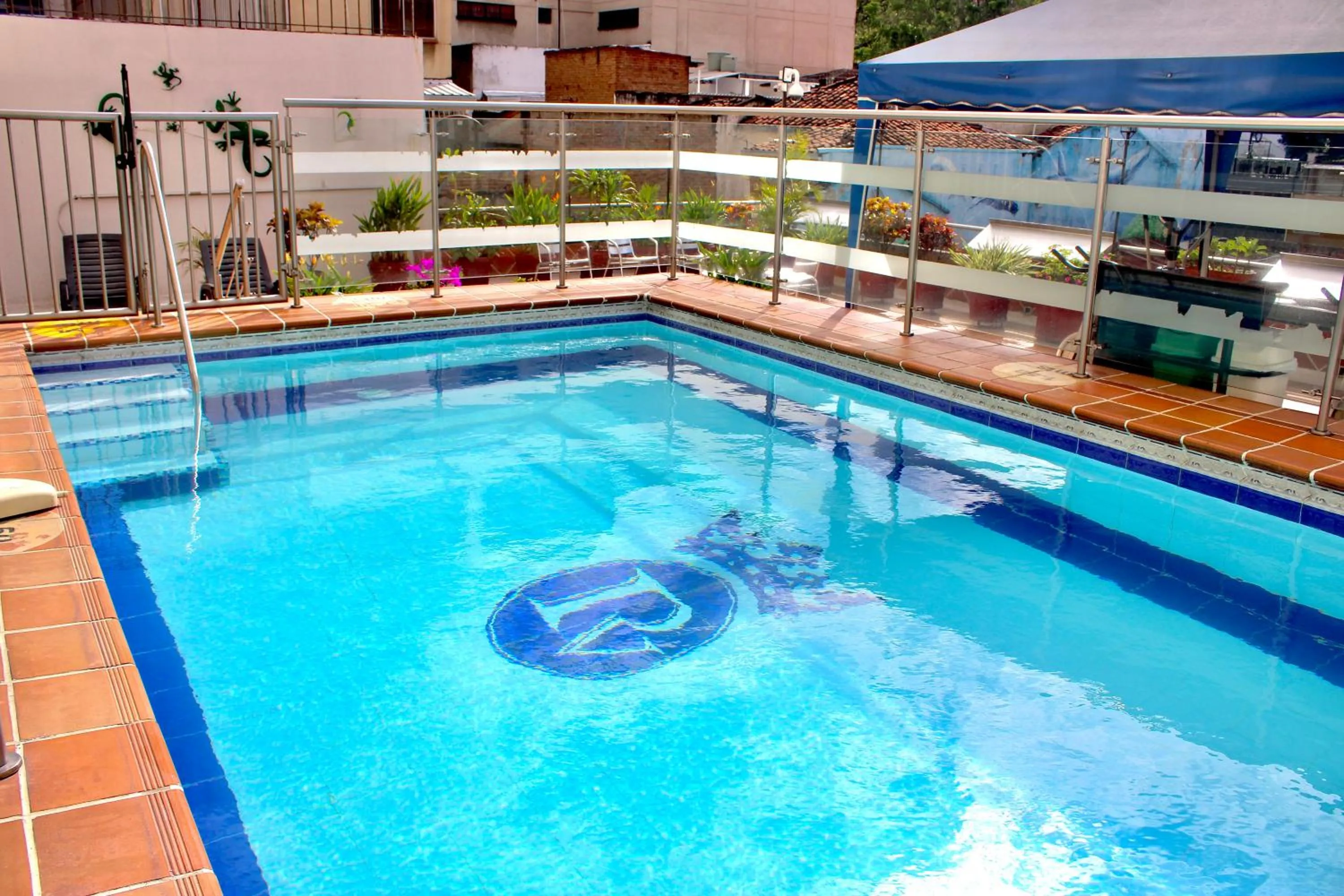 Swimming pool in Hotel Plaza Versalles