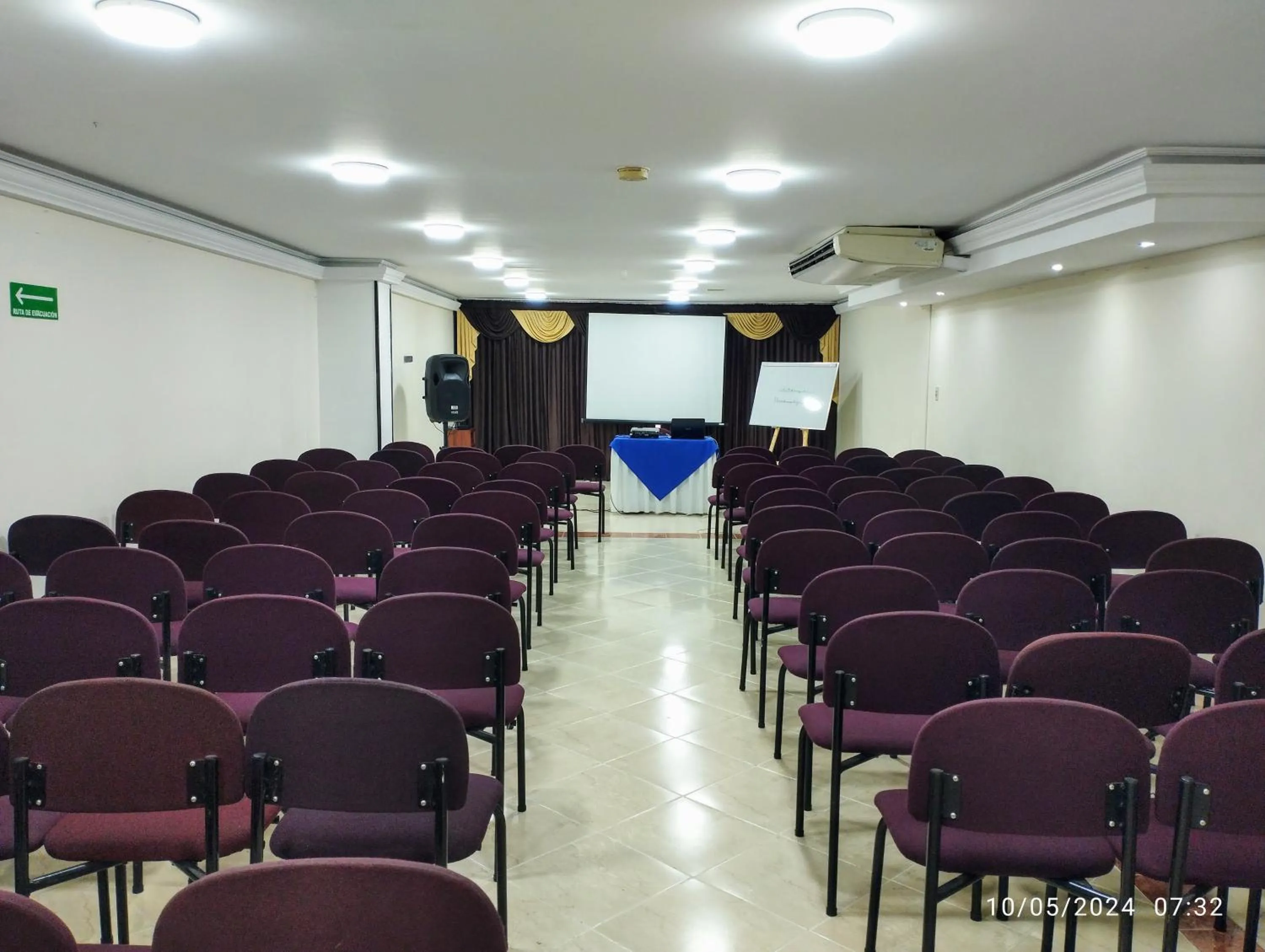 Meeting/conference room in Hotel Plaza Versalles