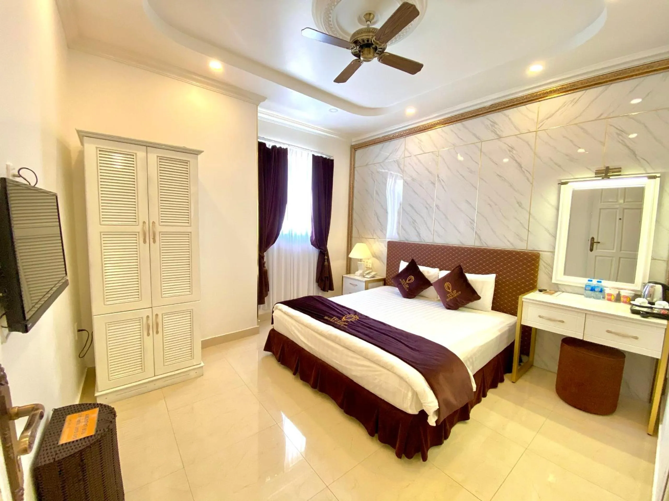 Bed in Tulip City View