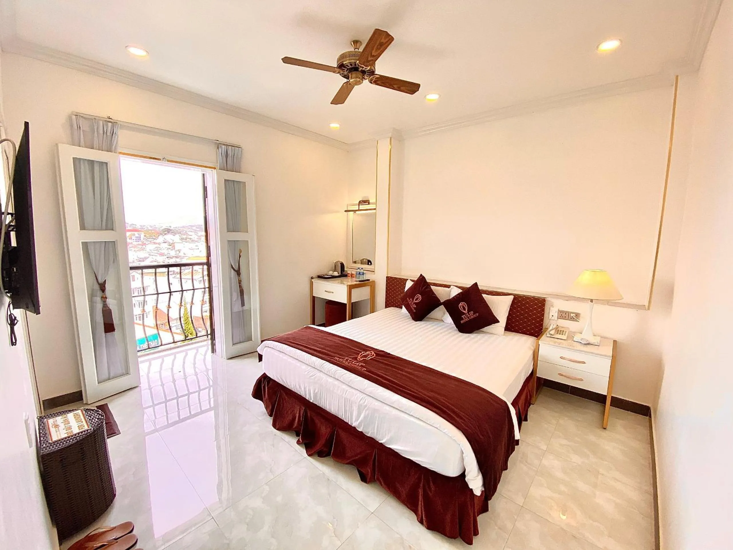 Bed in Tulip City View