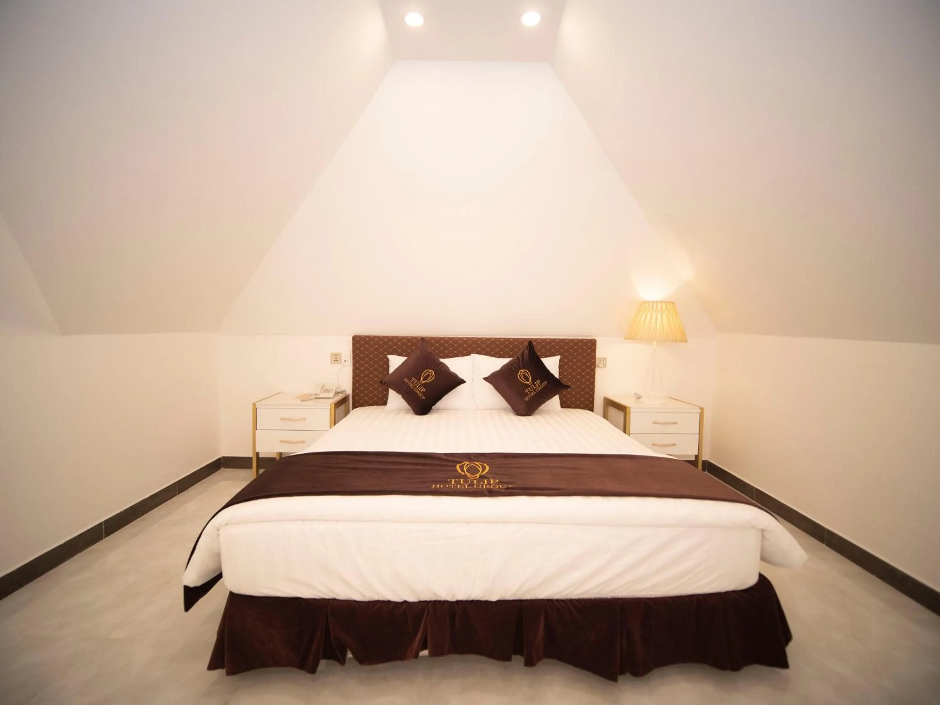 Bed in Tulip City View